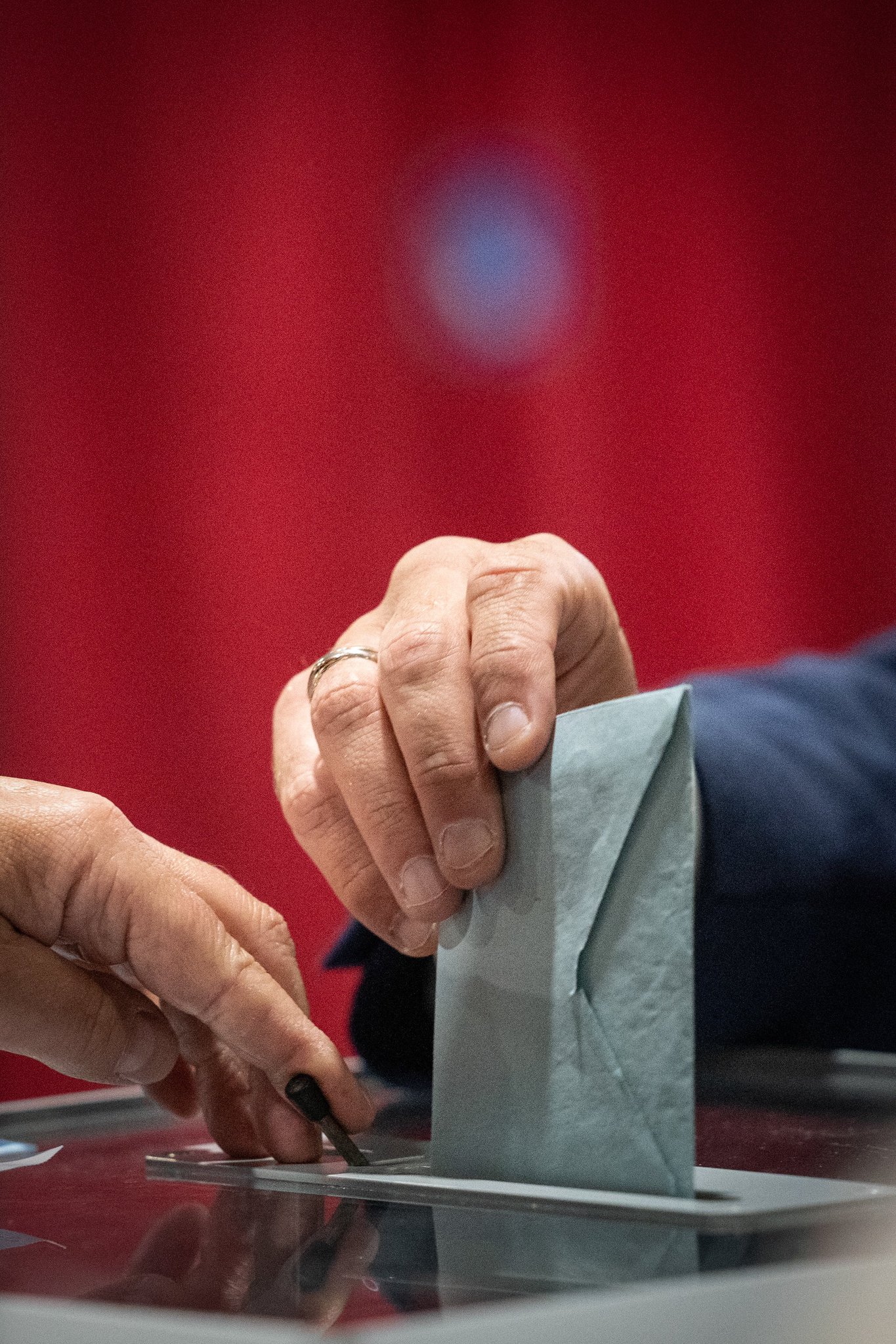 Macron voto EUROPA - 08 Junio 2024 Emanuel Macron emite su voto.