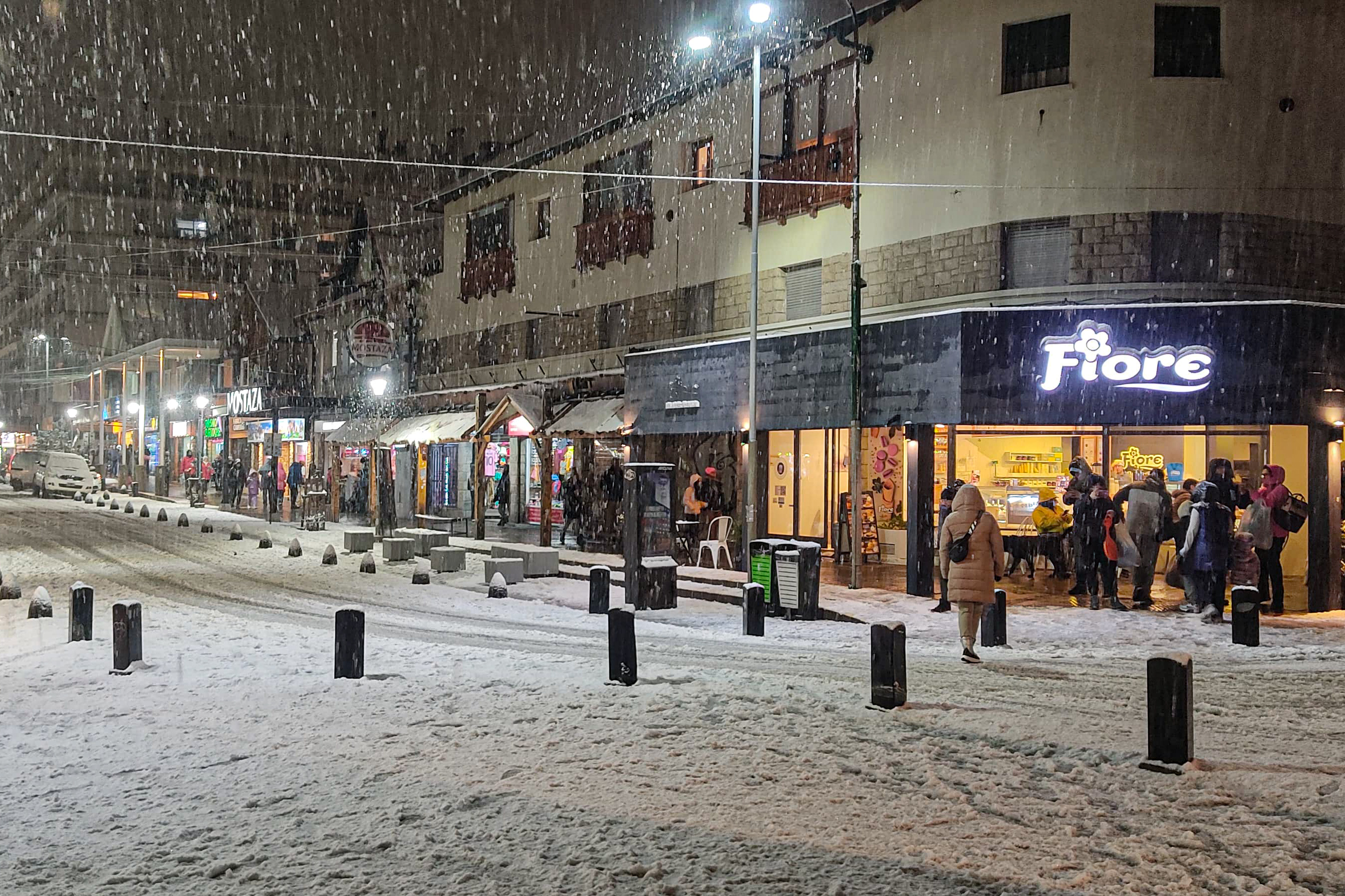 Neuquén, ARGENTINA - 02 Julio 2024: Intensas nevadas en Bariloche han llevado a la suspensión d...
