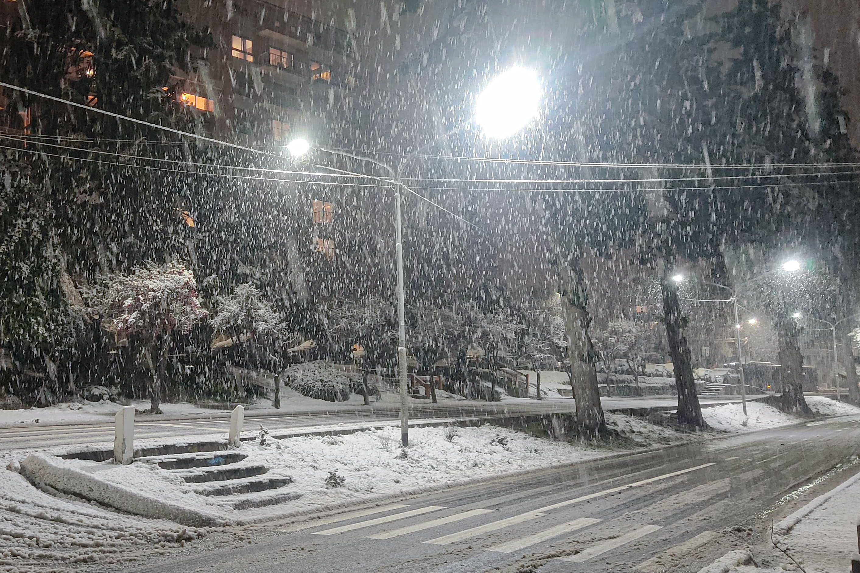 Neuquén, ARGENTINA - 02 Julio 2024: Intensas nevadas en Bariloche han llevado a la suspensión d...