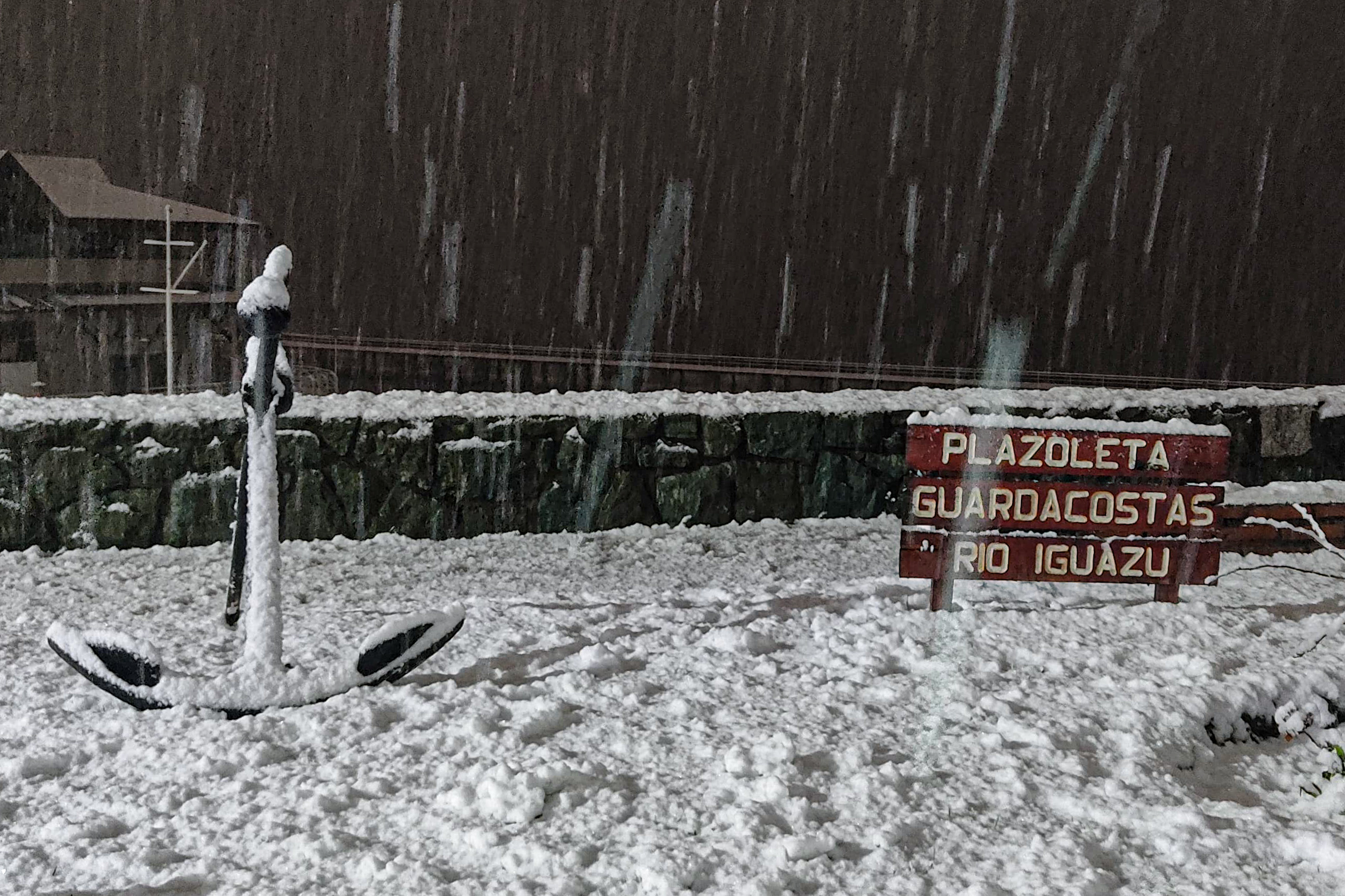 Neuquén, ARGENTINA - 02 Julio 2024: Intensas nevadas en Bariloche han llevado a la suspensión d...