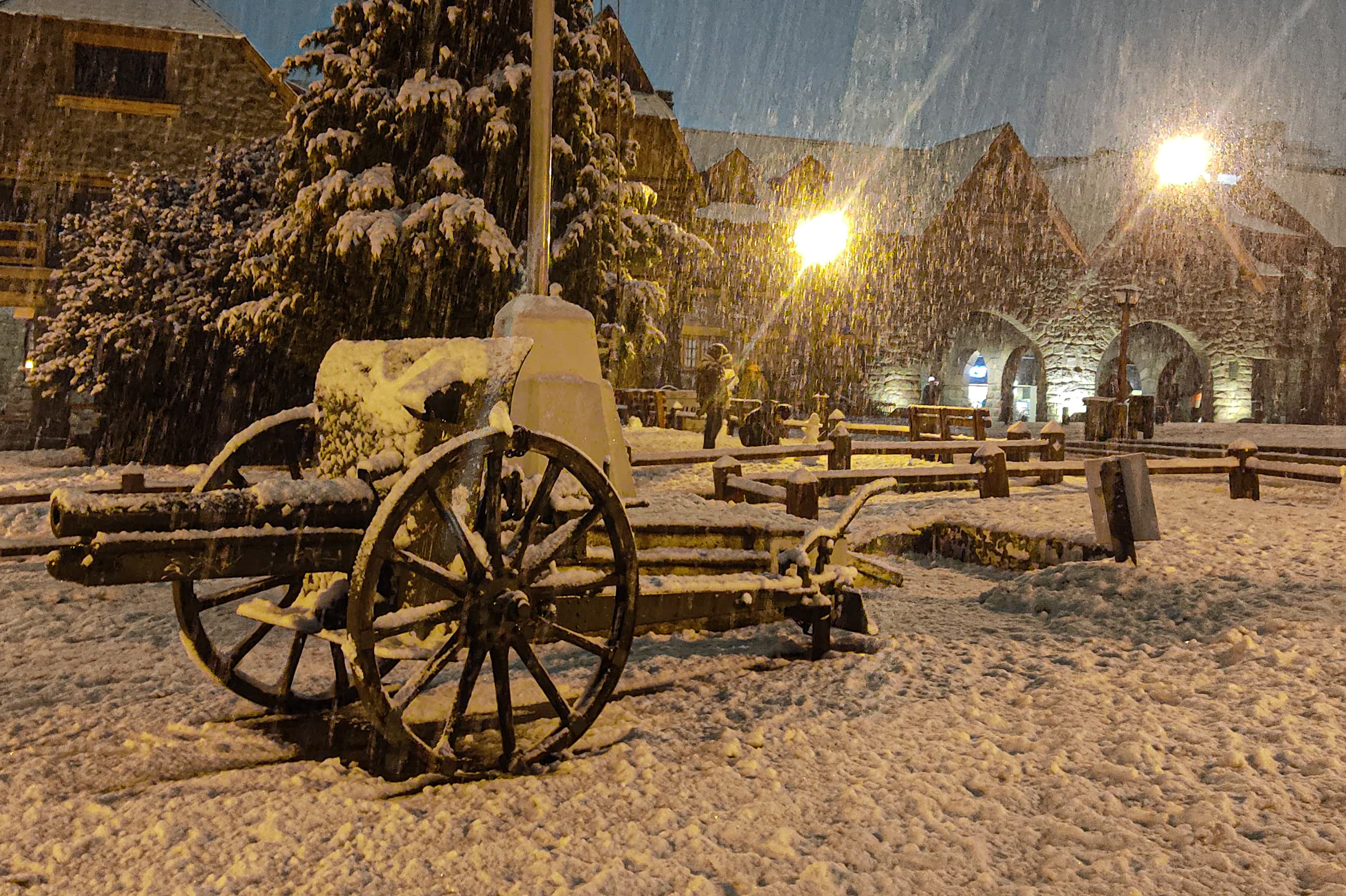 nieve-Bariloche4 Neuquén, ARGENTINA - 02 Julio 2024: Intensas nevadas en Bariloche han llevado a la suspensión d...