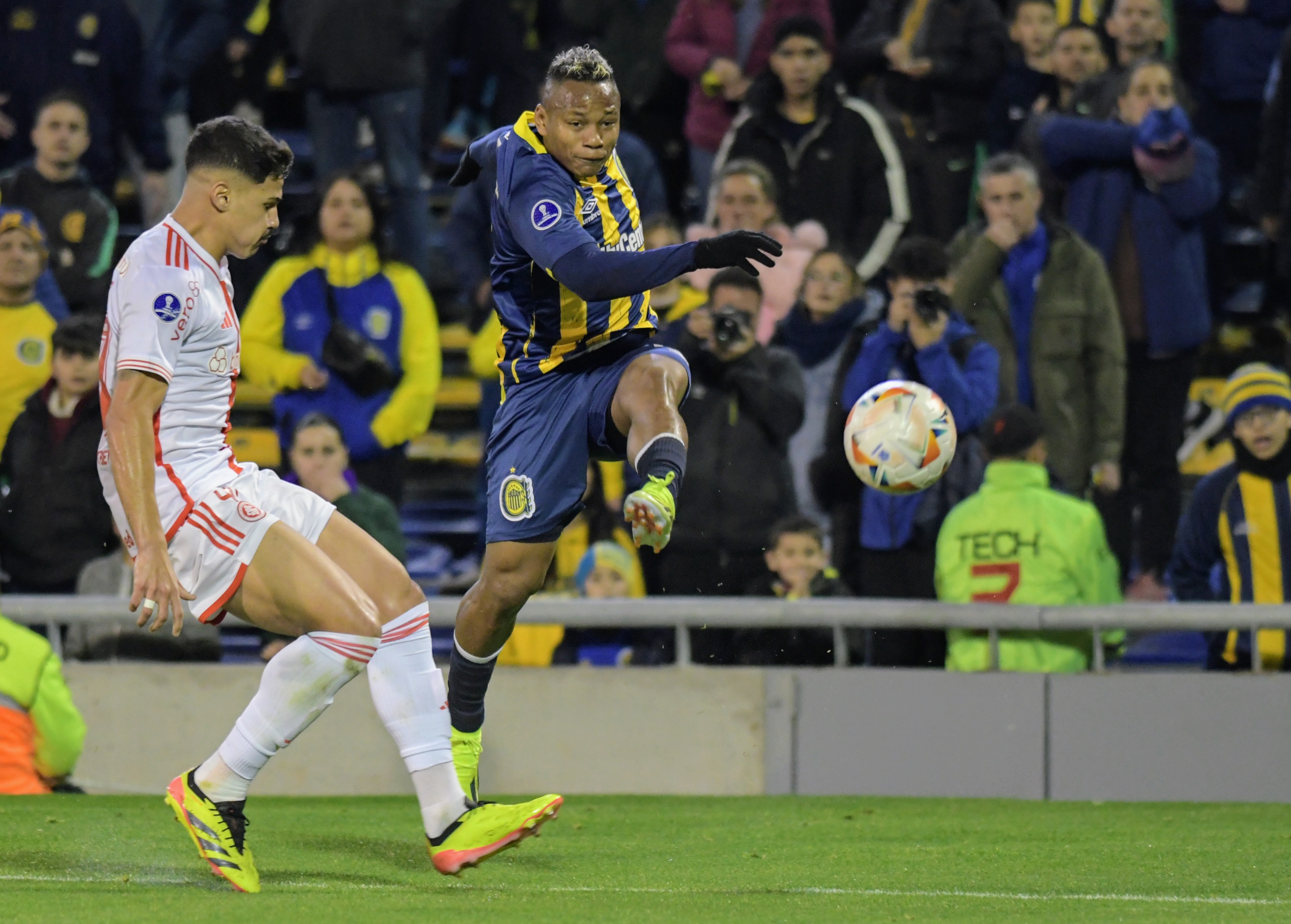 ROSARIO, ARGENTINA – 16 Julio 2024: Rosario Central enfrenta a Internacional de Brasil por Copa...