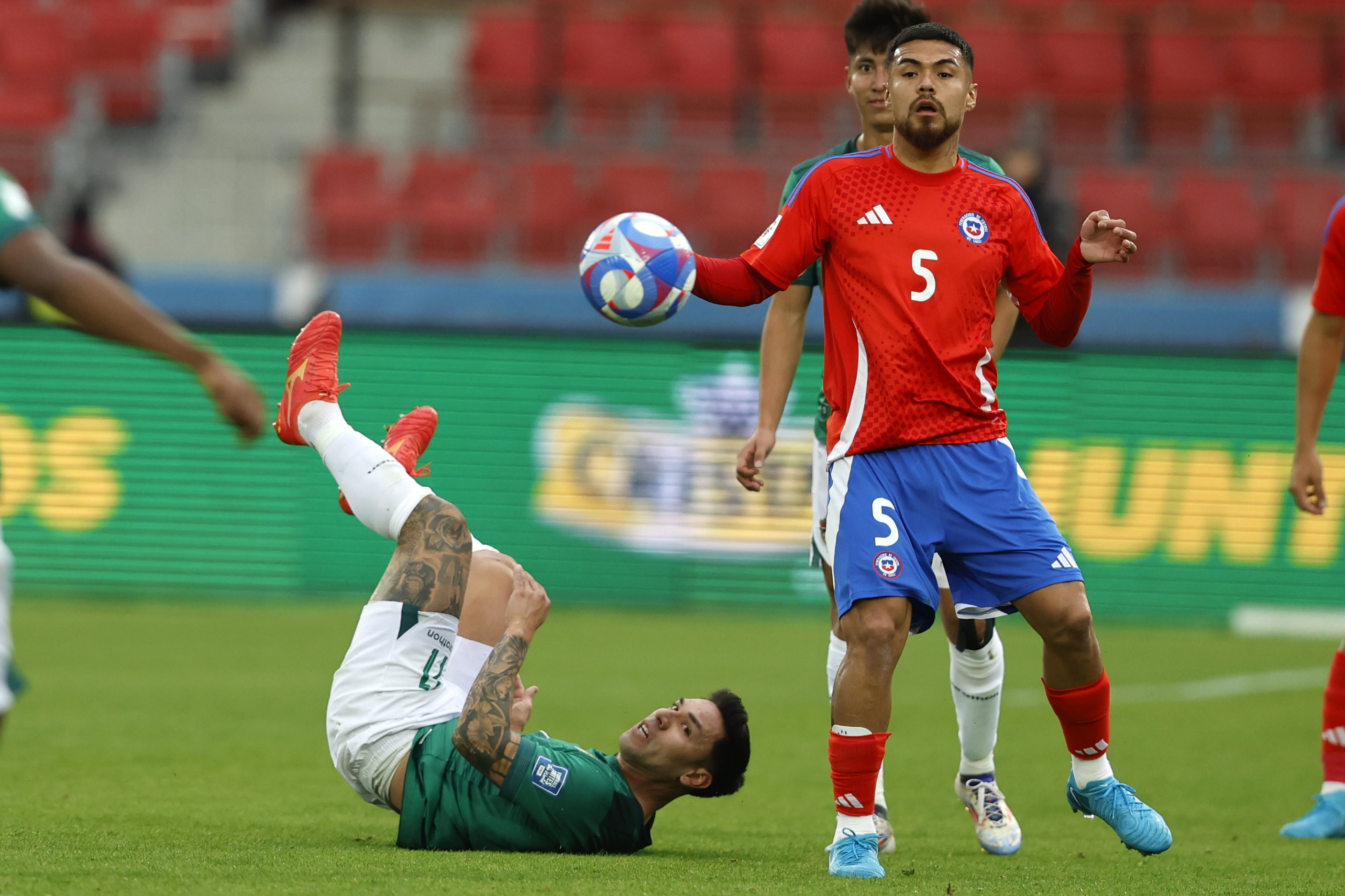 CHILE VS BOLIVIA FIFA QUALIFIERS Santiago, Chile - September 10, 2024: Paulo Díaz (R) of Chilede foot in front of Roberto Fernán...