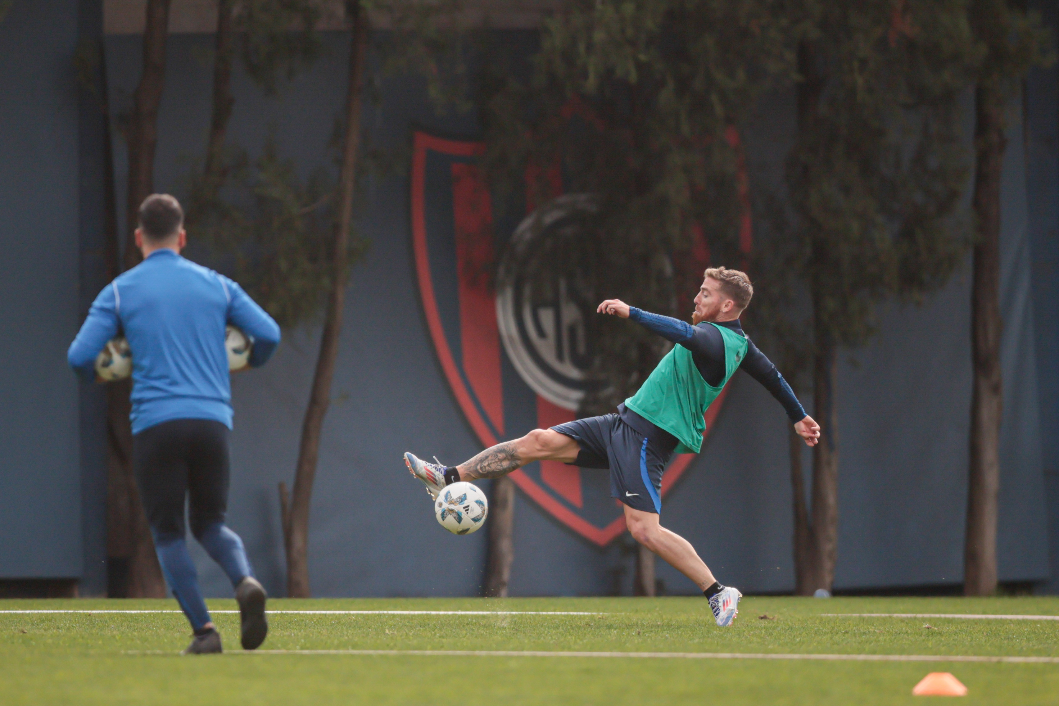 IKER MUNIAIN CONTROL A BALL Buenos Aires, Argentina - September 9, 2024: Spanish footballer Iker Muniain had his first practi...