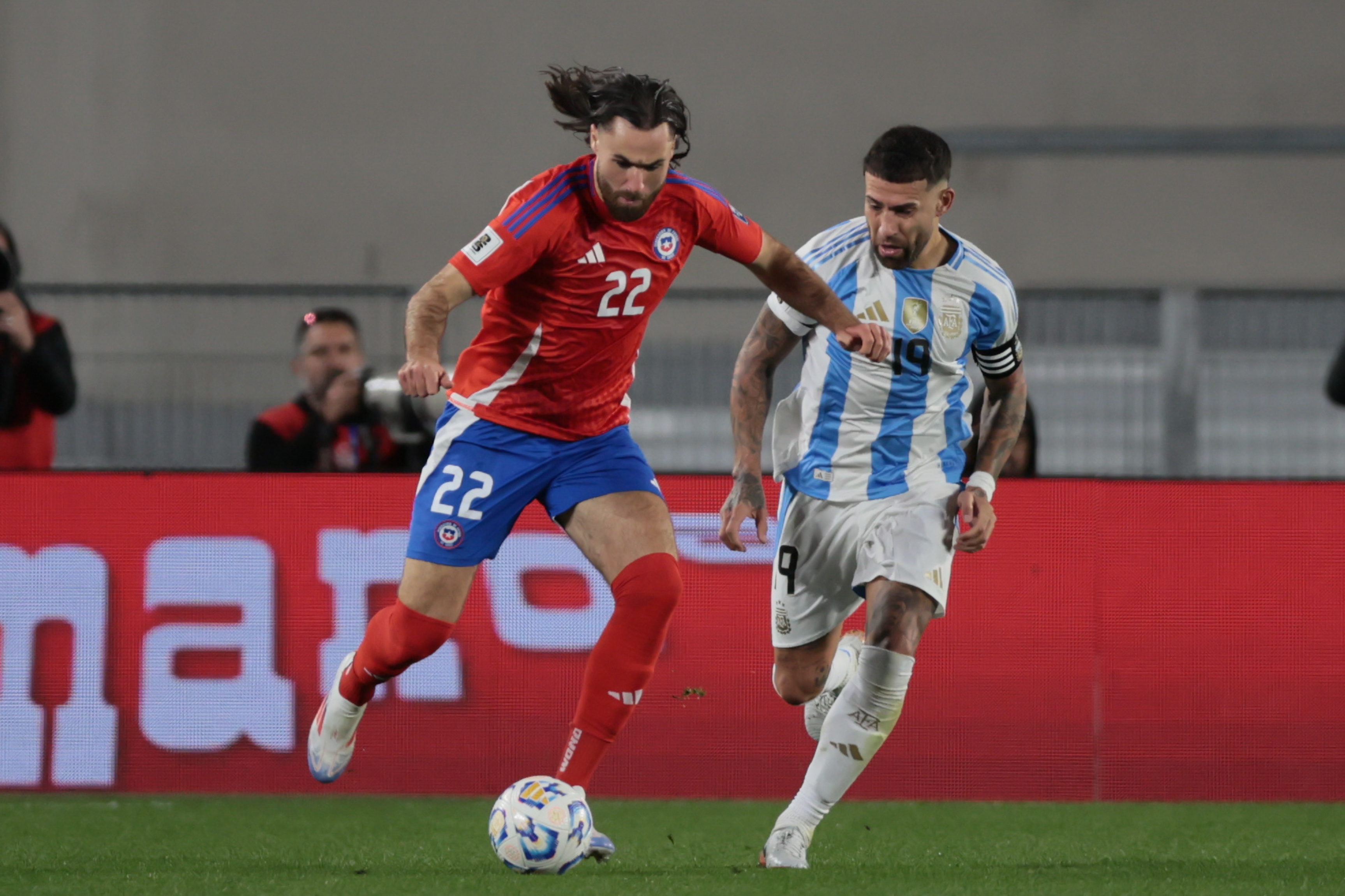 "Argentina vs Chile" 2024 Buenos Aires, Argentina - September 5, 2024. Chilean forward Ben Brereton (left) speeds past Arge...