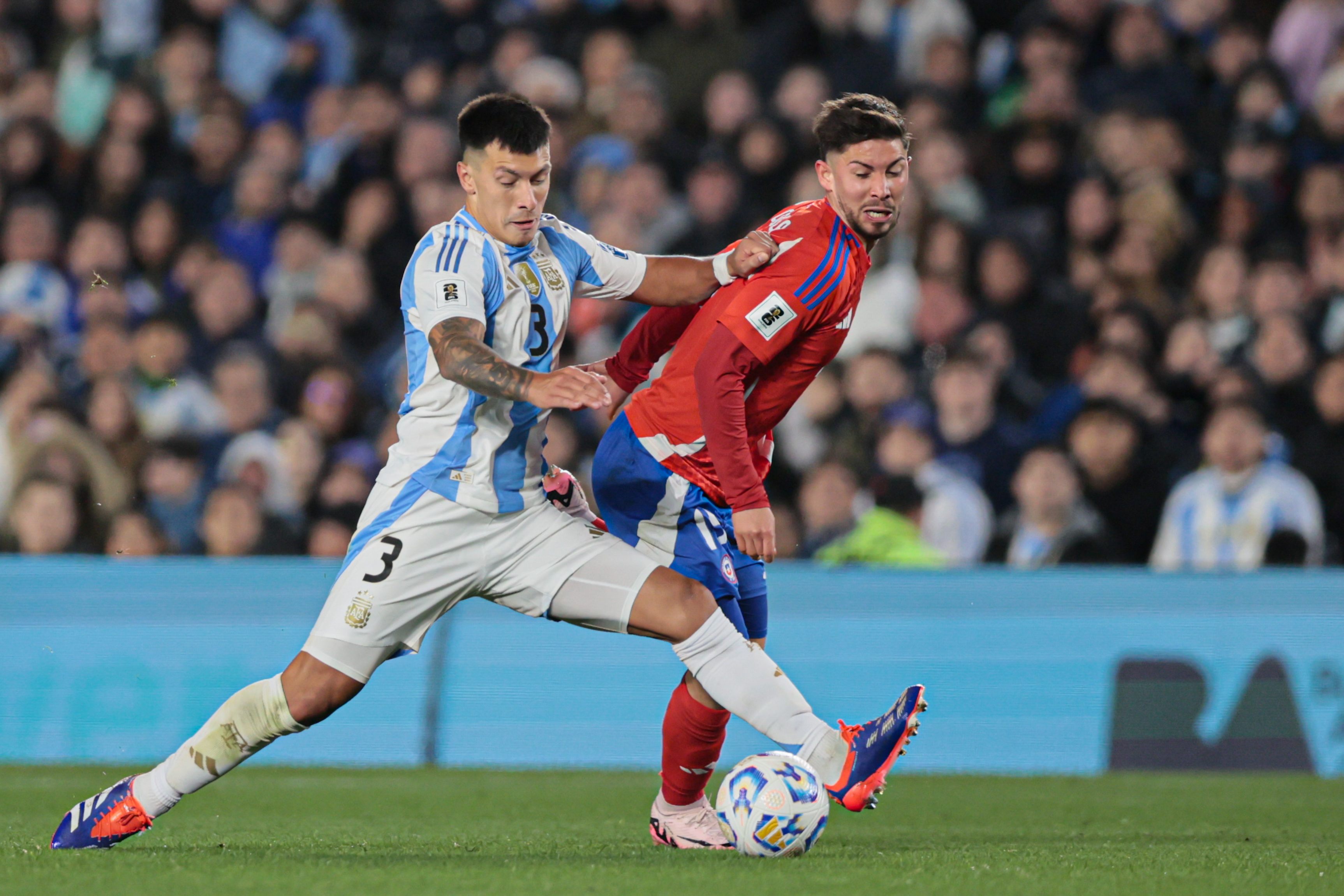 "Argentina vs Chile" 2024 Buenos Aires, Argentina - September 5, 2024. Argentine defender Lisandro Martínez (left) fights ...