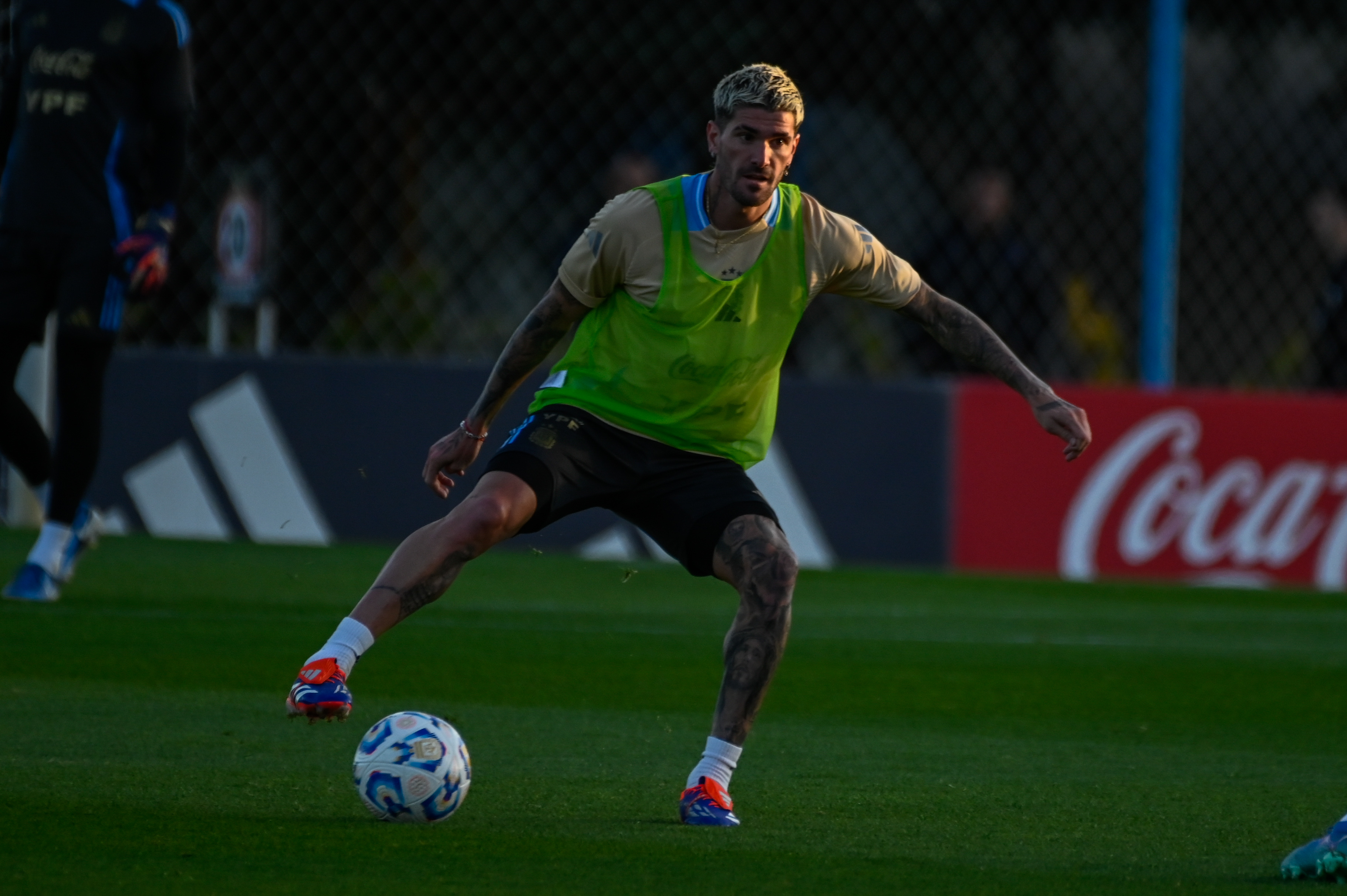 FOT0318 BUENOS AIRES, ARGENTINA - 03 de Septiembre de 2024: Rodrigo de Paul participa en la práctica pr...