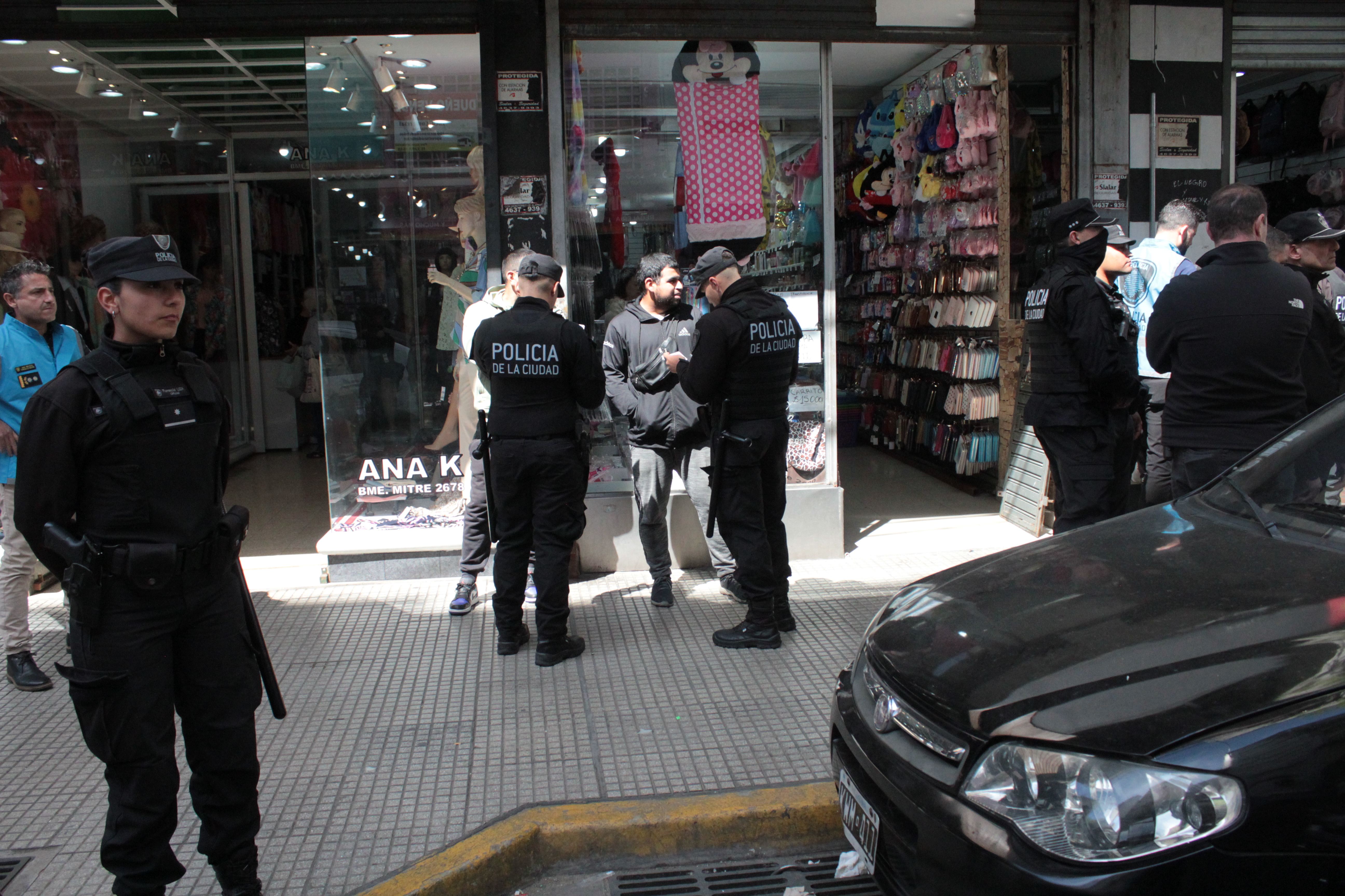 IMG_3192 Buenos Aires, Argentina - 04 de Octubre de 2024: Un fuerte operativo contra los manteros de ONCE ...