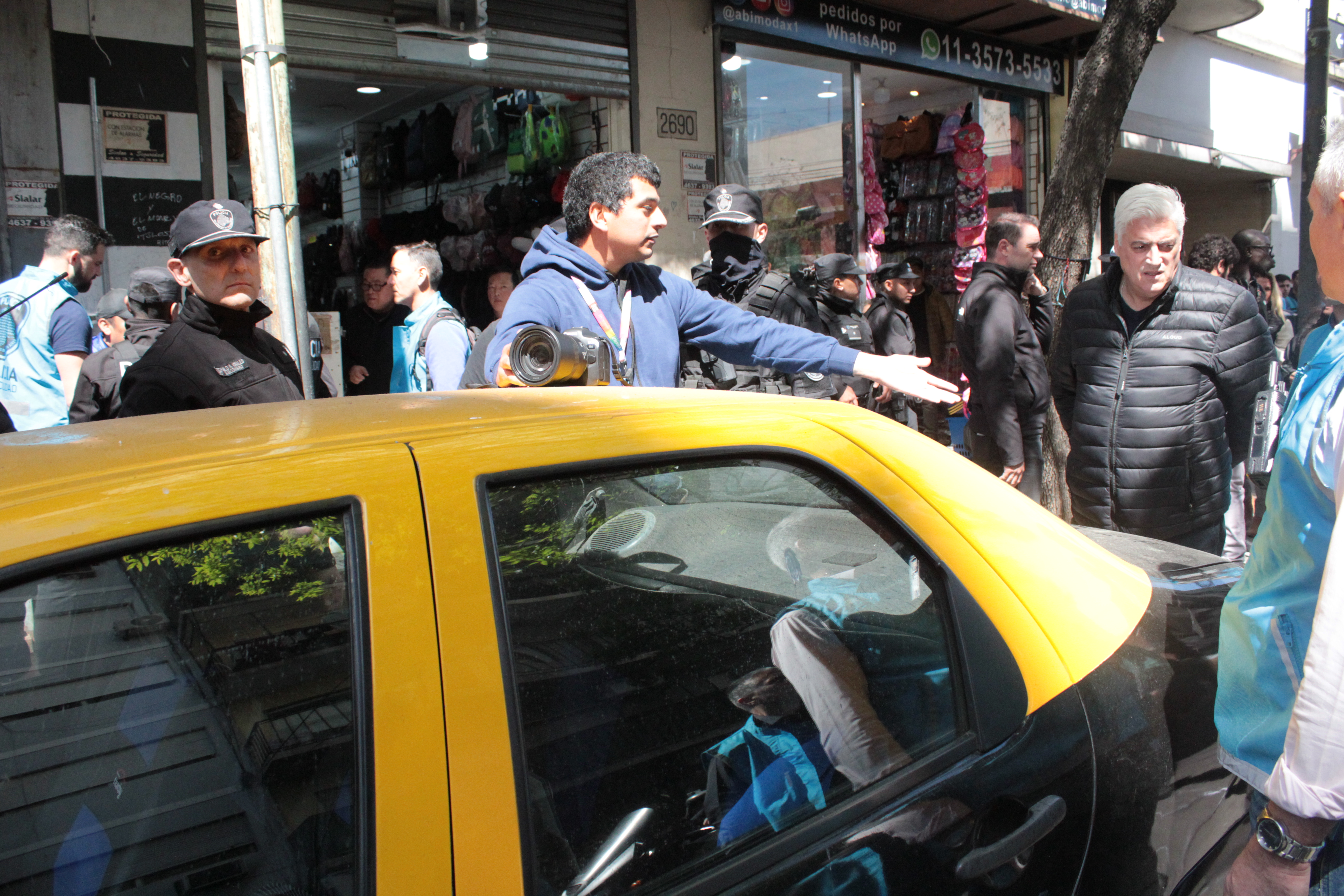 IMG_3194 Buenos Aires, Argentina - 04 de Octubre de 2024: Un fuerte operativo contra los manteros de ONCE ...