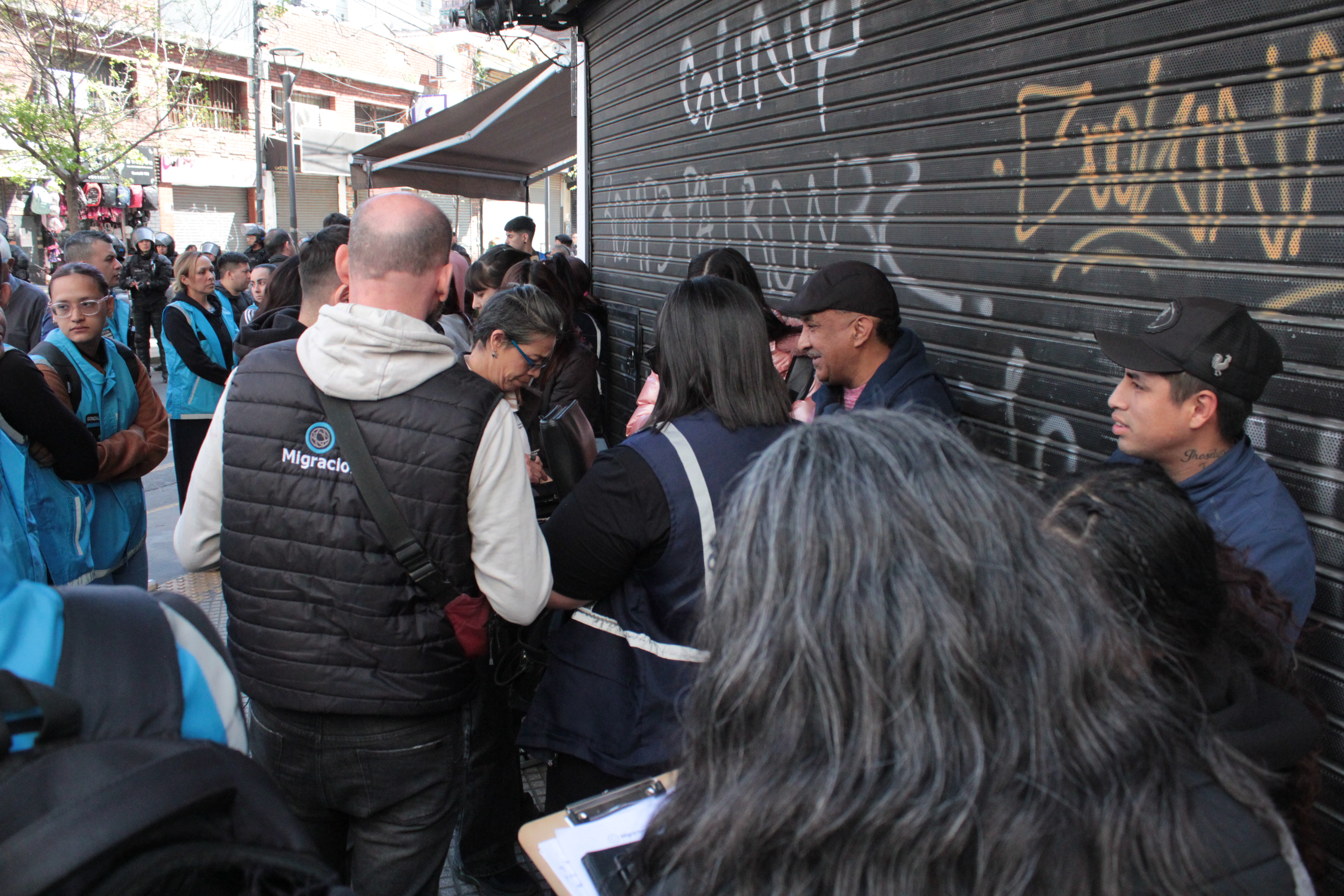 IMG_3188 Buenos Aires, Argentina - 04 de Octubre de 2024: Un fuerte operativo contra los manteros de ONCE ...