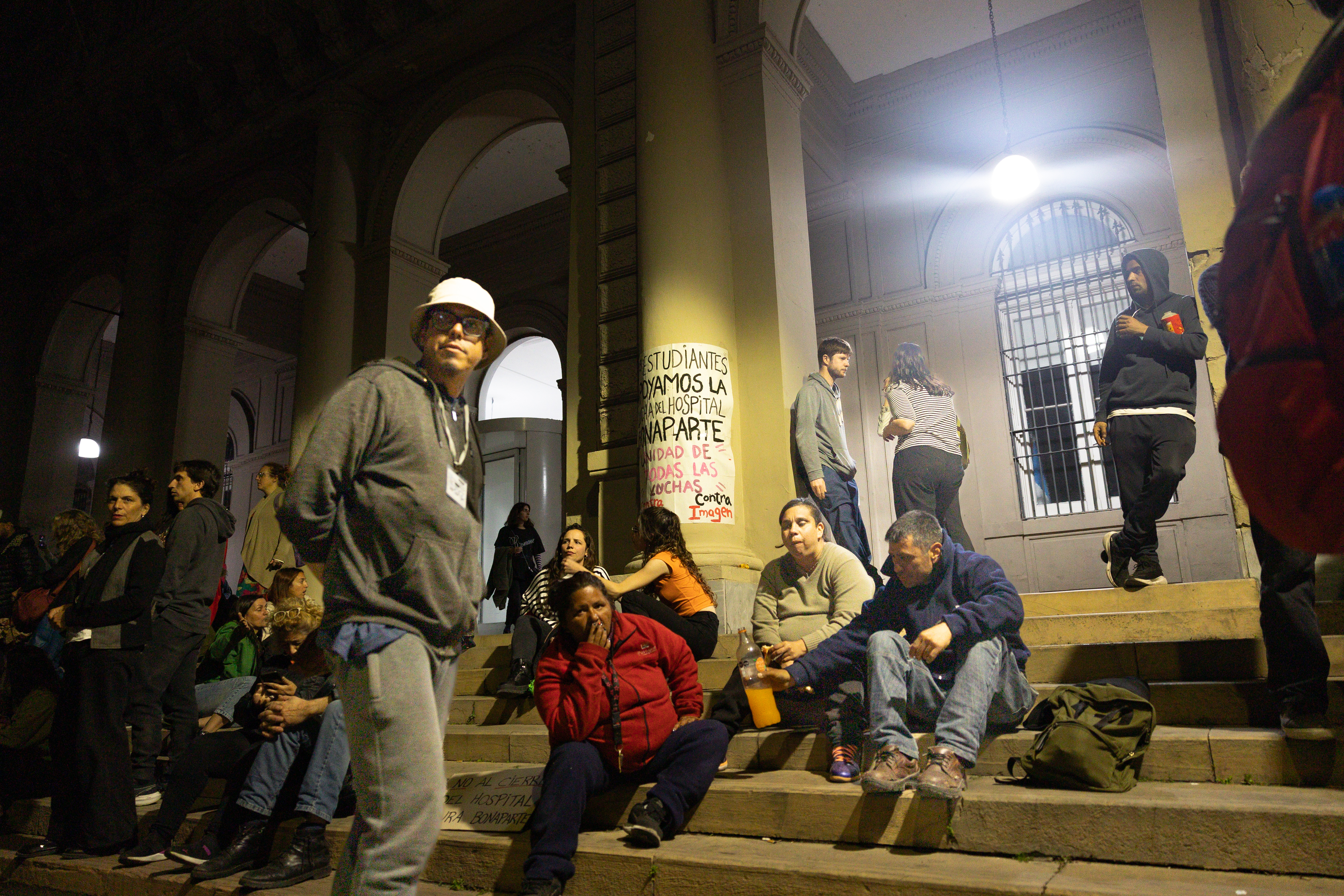 52A3521 Buenos Aires, Argentina - 5 de octubre 2024: Trabajadores del hospital Bonaparte protestan frente...