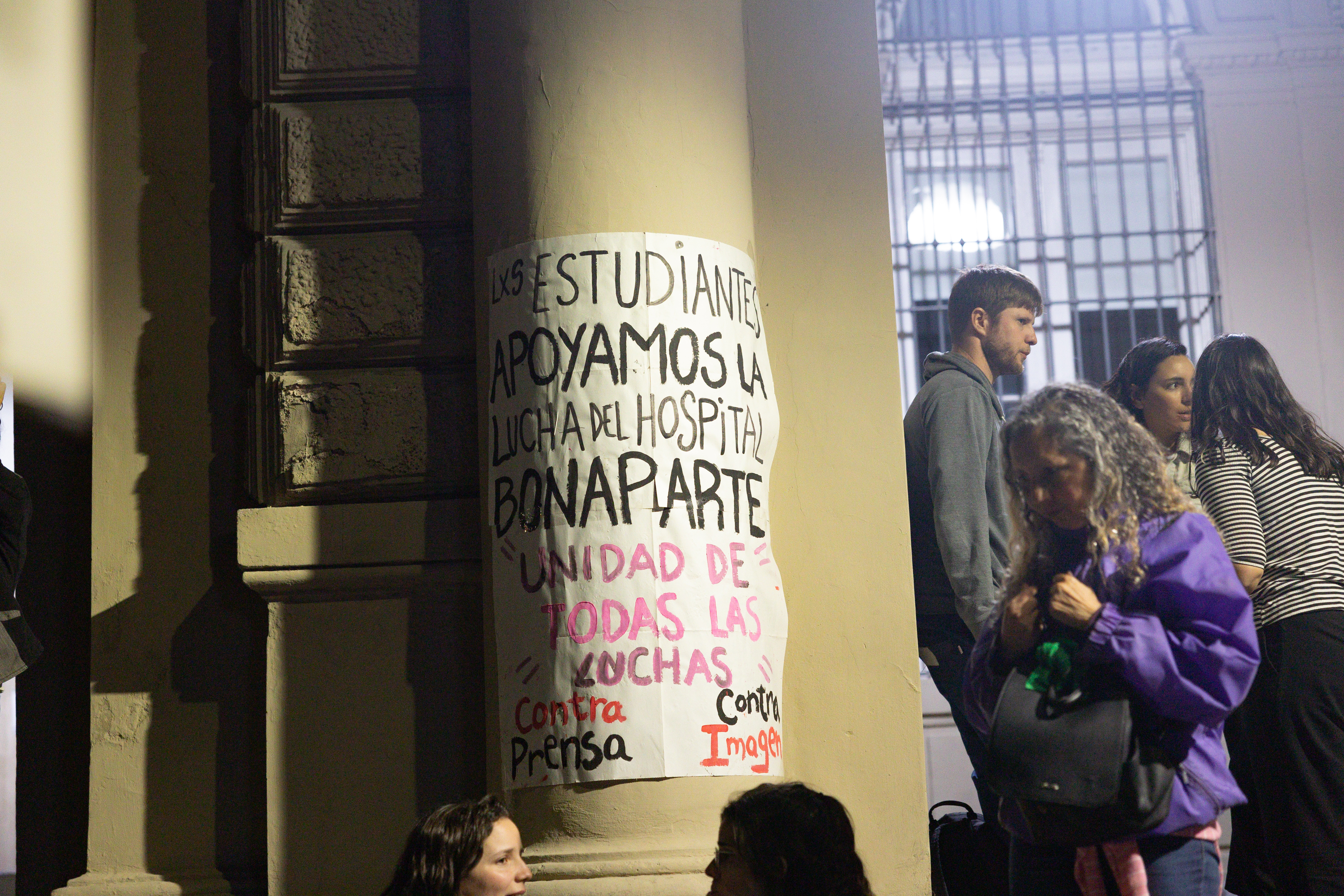 Buenos Aires, Argentina - 5 de octubre 2024: Trabajadores del hospital Bonaparte protestan frente...