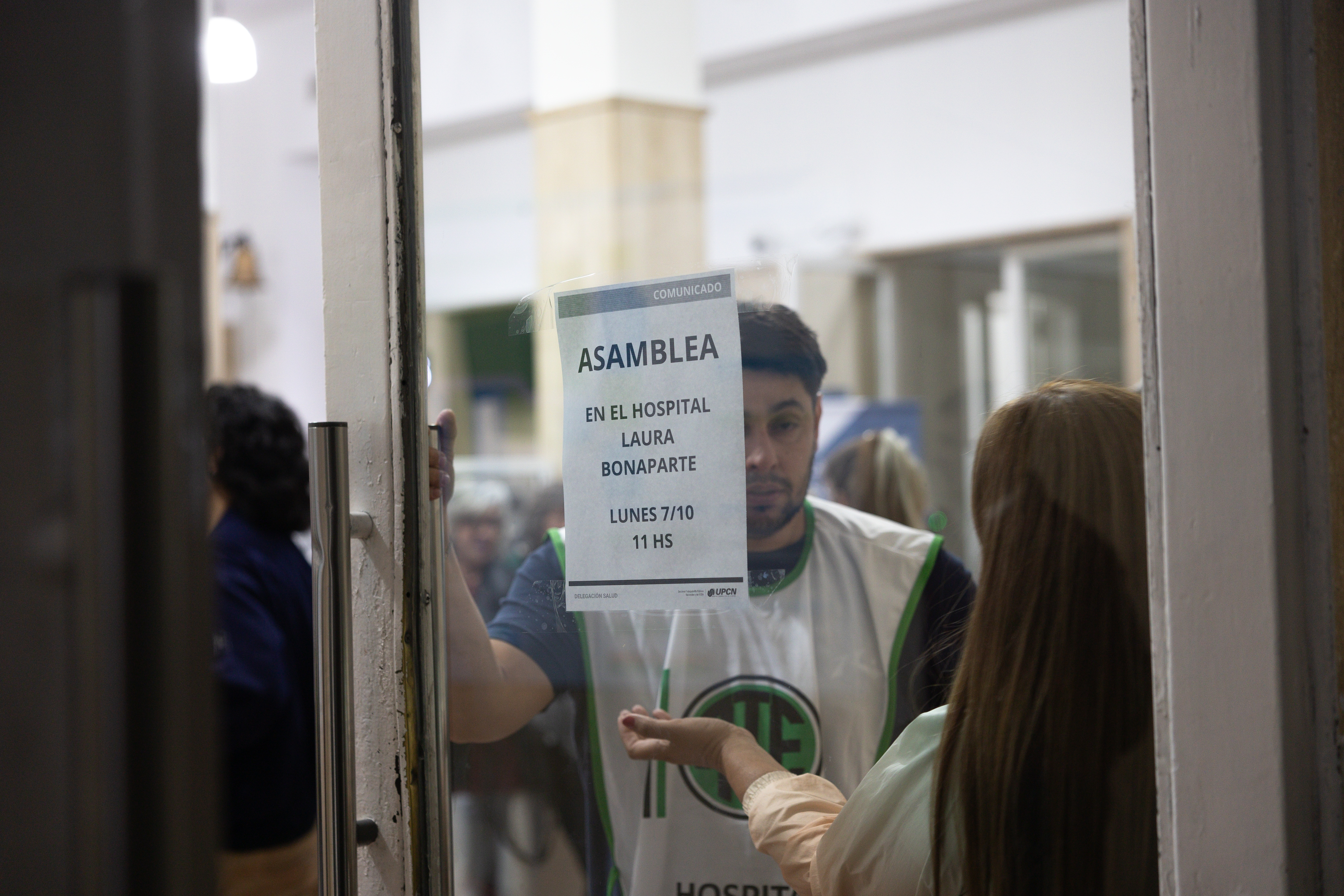 52A3831 Buenos Aires, Argentina - 5 de octubre 2024: Trabajadores del hospital Bonaparte protestan frente...