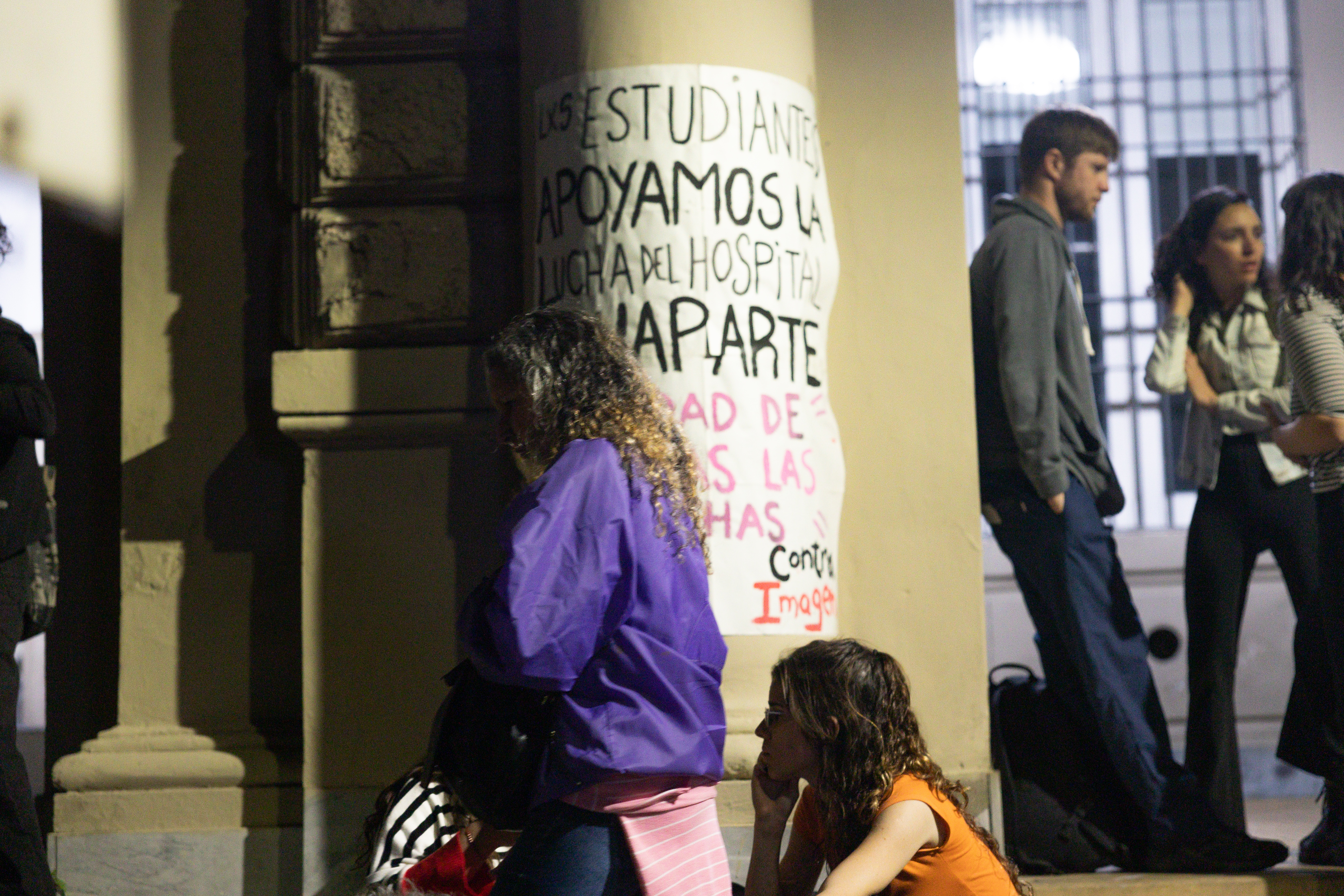 52A3511 Buenos Aires, Argentina - 5 de octubre 2024: Trabajadores del hospital Bonaparte protestan frente...