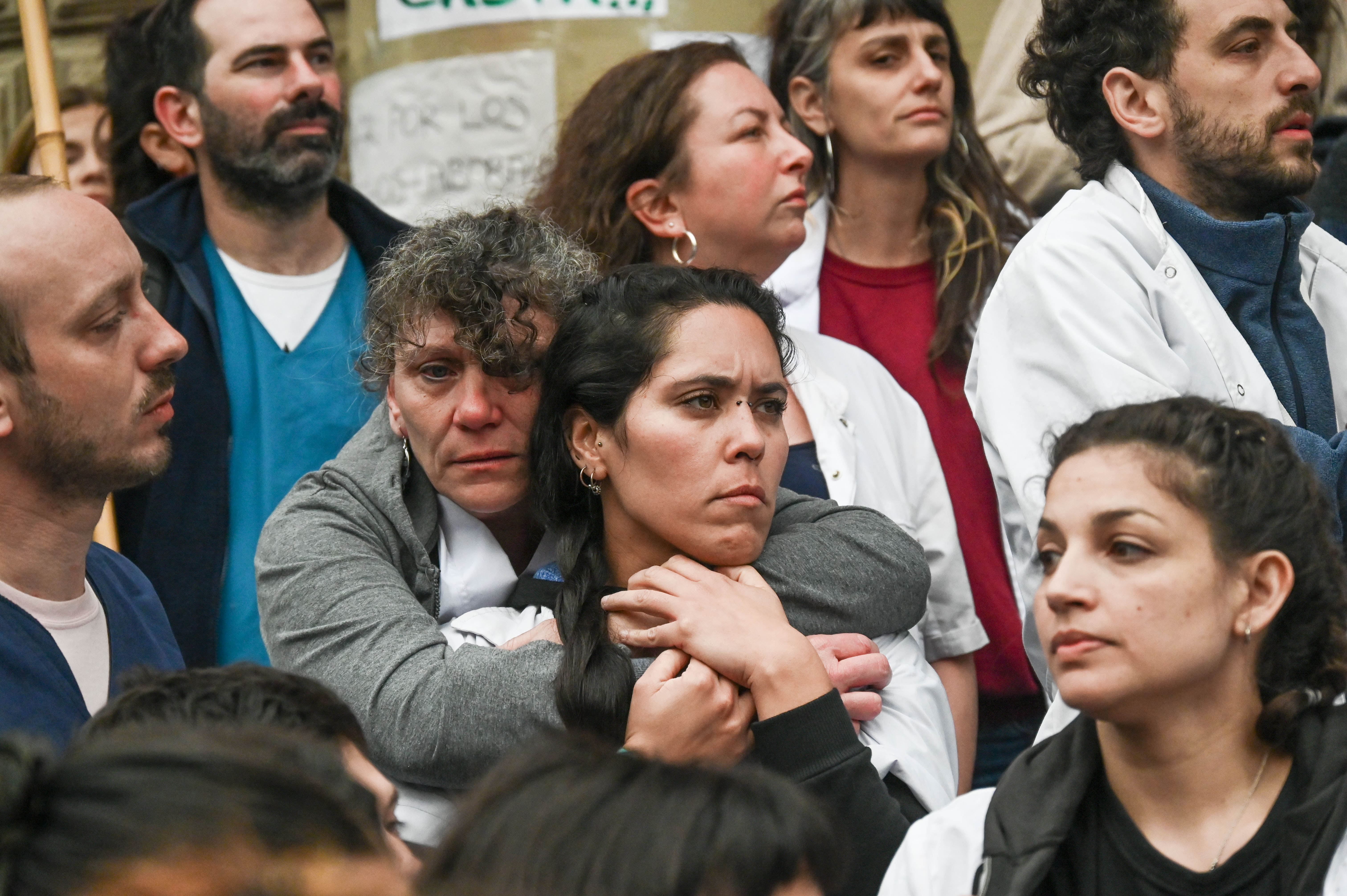 Abrazo al Bonaparte Buenos Aires, Argentina - 7 de octubre 2024: Trabajadores y familiares de pacientes del Hospital ...