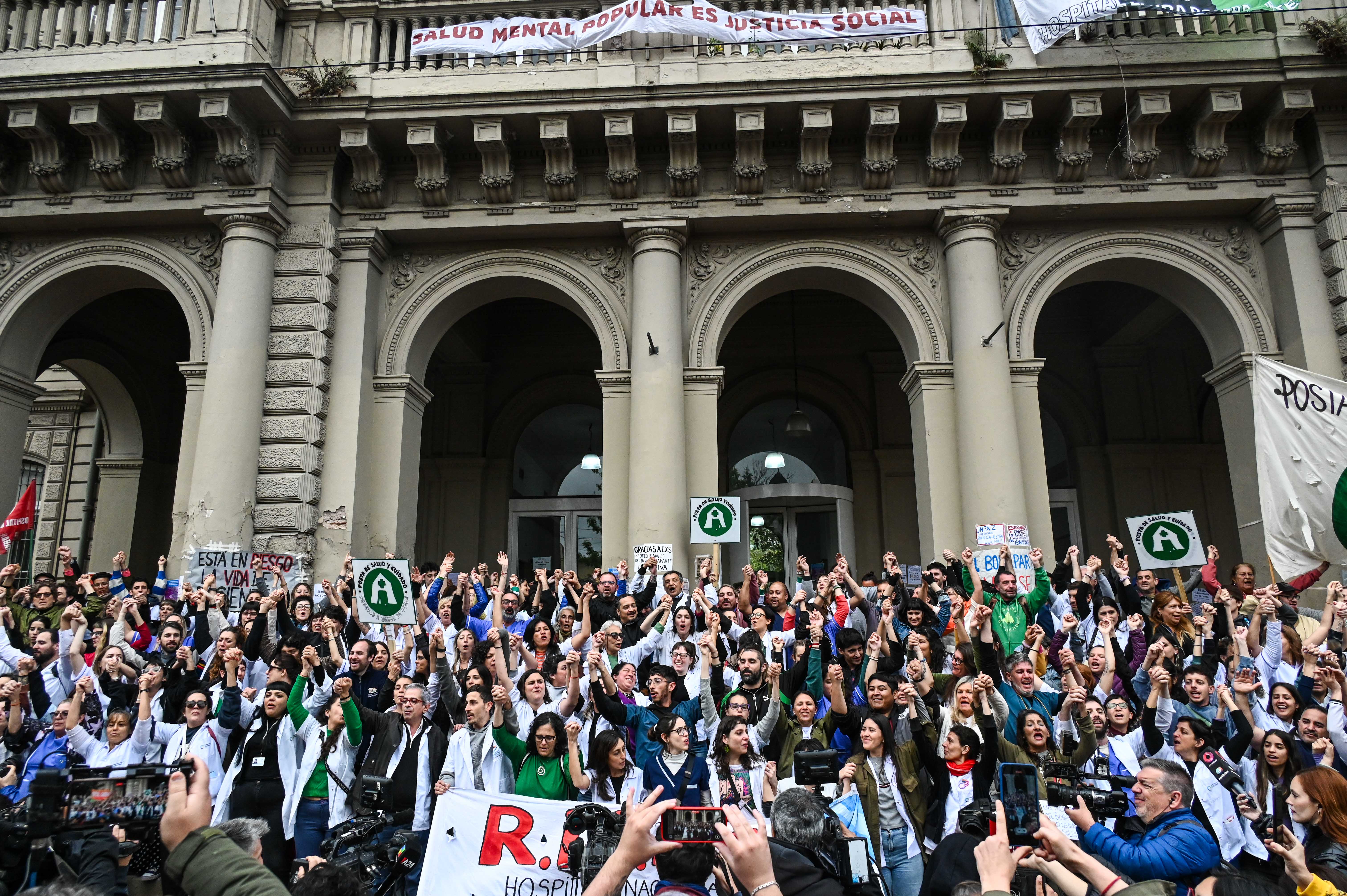 Buenos Aires, Argentina - 7 de octubre 2024: Trabajadores y familiares de pacientes del Hospital ...