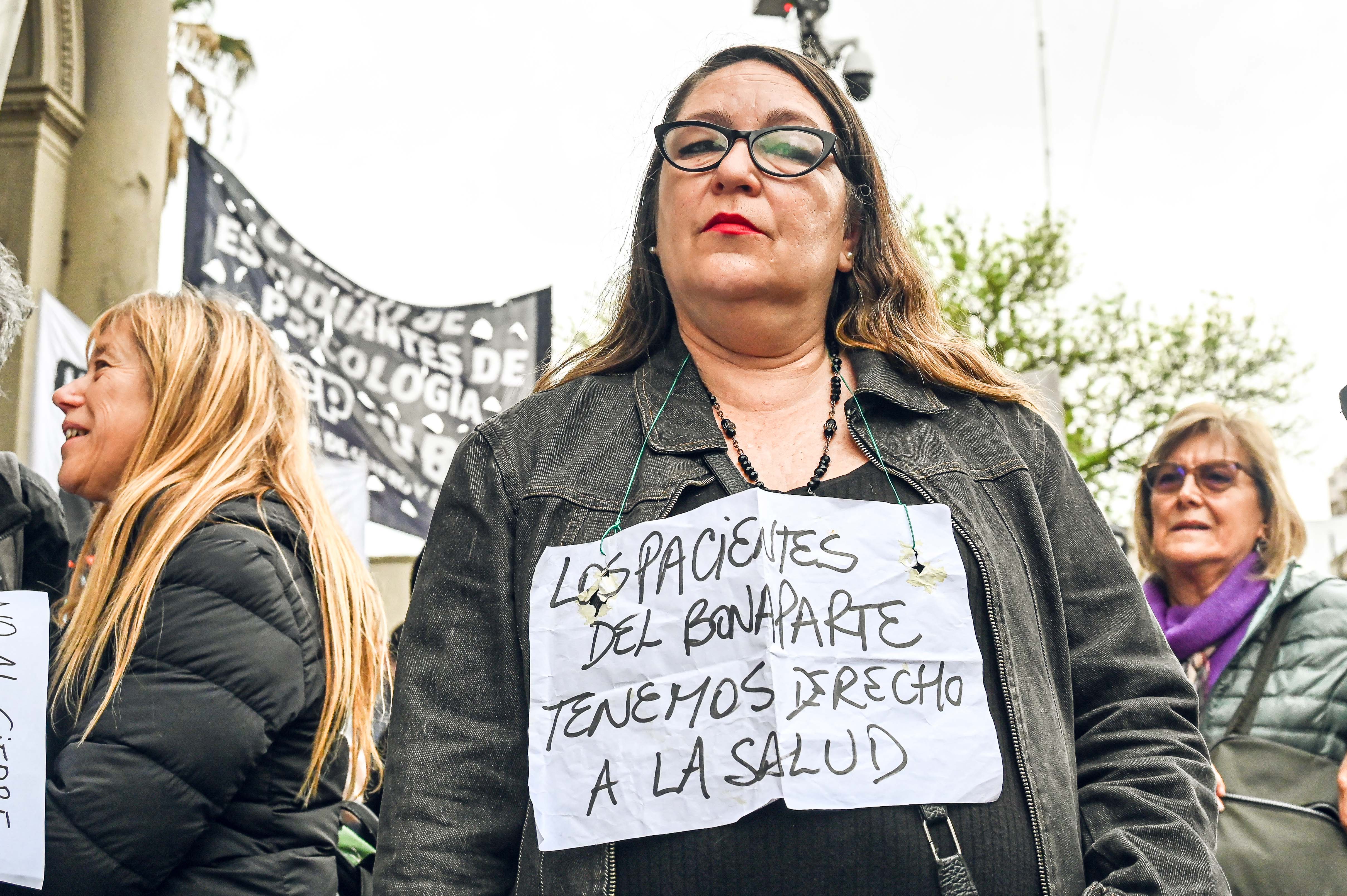Buenos Aires, Argentina - 7 de octubre 2024: Trabajadores y familiares de pacientes del Hospital ...