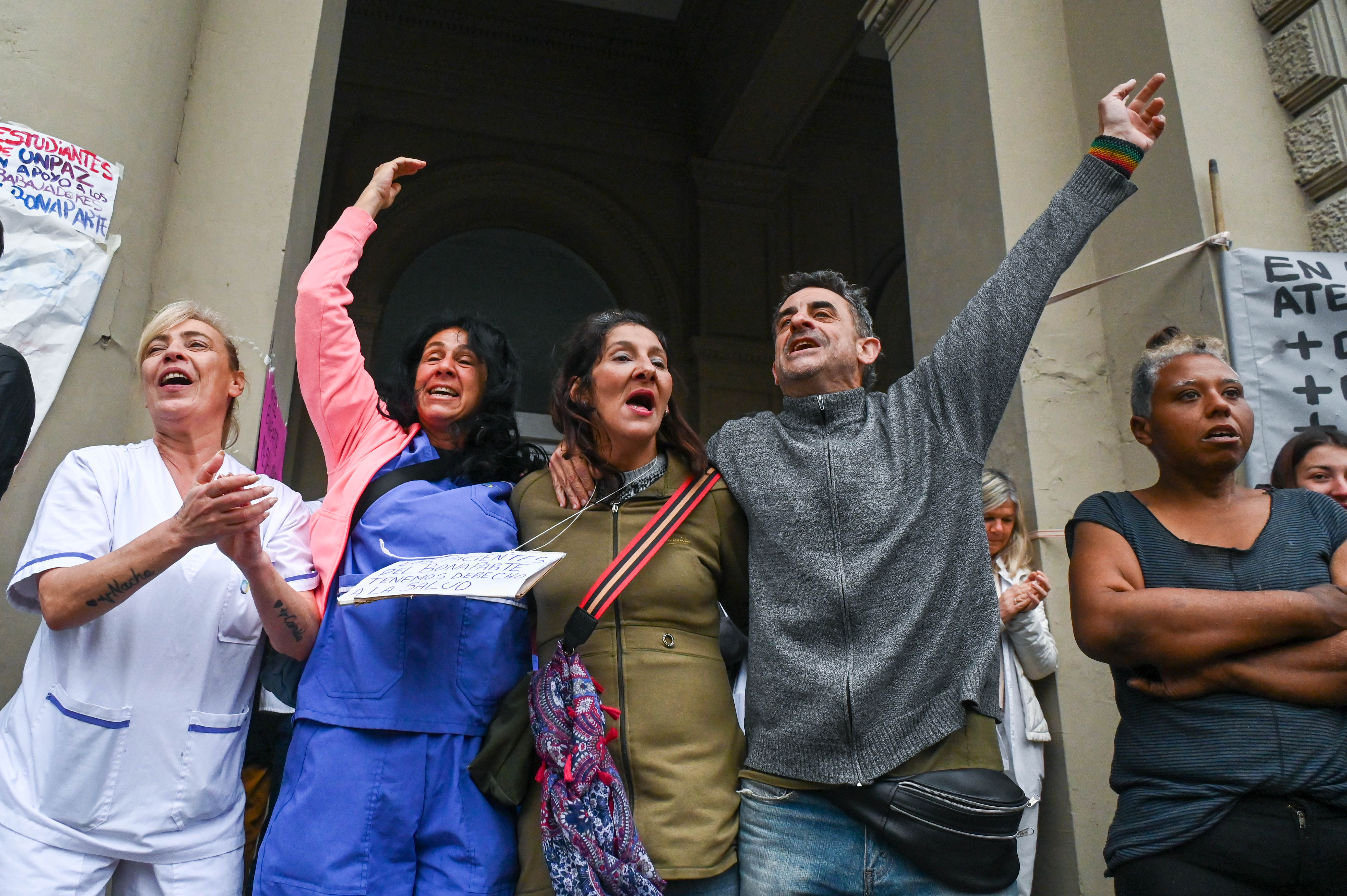 Abrazo al Bonaparte Buenos Aires, Argentina - 7 de octubre 2024: Trabajadores y familiares de pacientes del Hospital ...