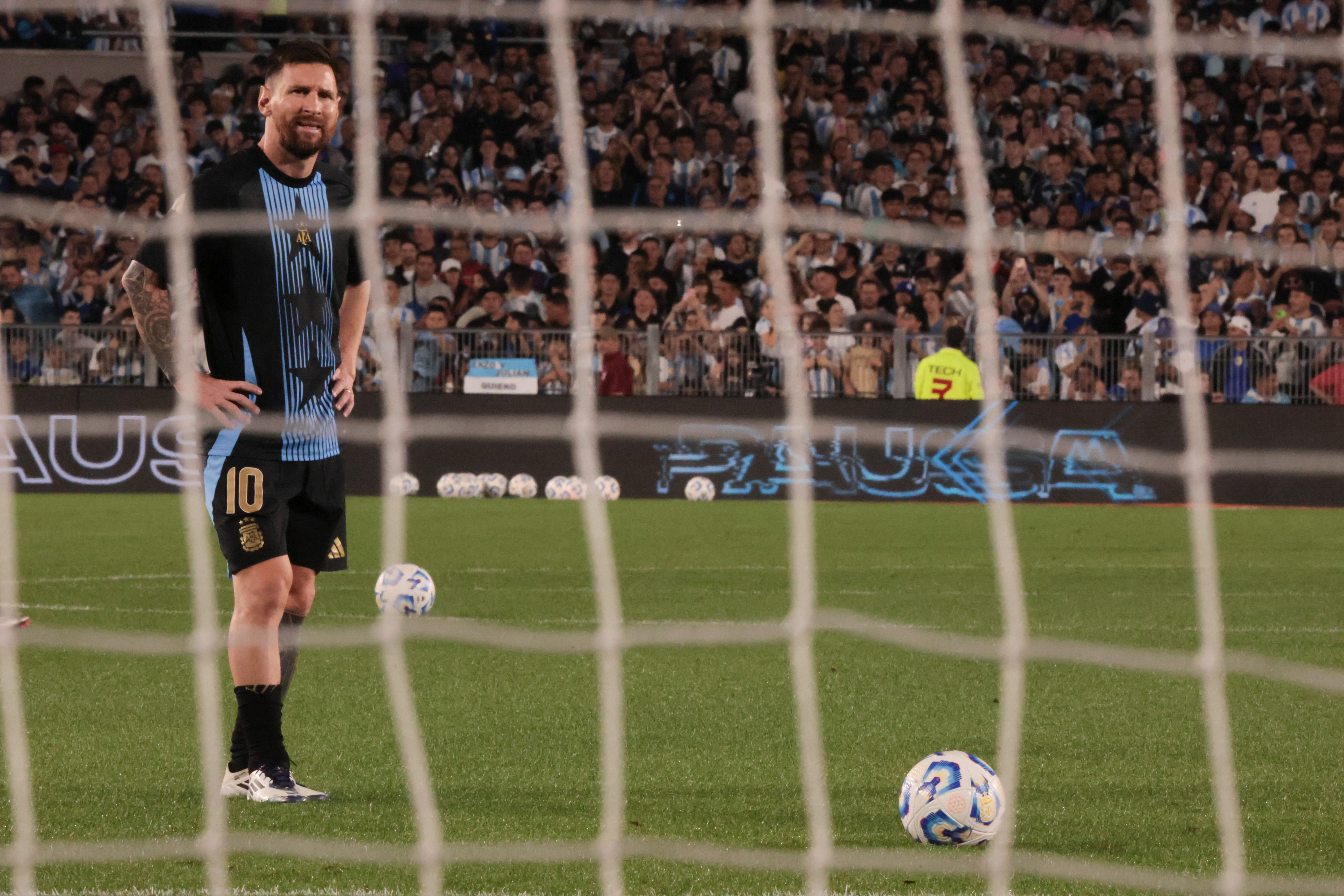 Argentina vs Bolívia ARGENTINA- Argentina vs Bolivia FIFA qualifiers Argentina vs Bolívia Buenos Aires, Argentina - October 15, 2024: Led by Lionel Messi and with goals from Lautaro Martínez, Thiago Almada, and Julián Álvarez, the Argentine national football team defeated Bolivia 6-0 in a dominant performance. The victory keeps Argentina at the top of the South American World Cup qualifying table, showcasing their attacking power and tactical discipline. Messi's leadership on the pitch was instrumental in securing the overwhelming win. Photo: UNAR Photo