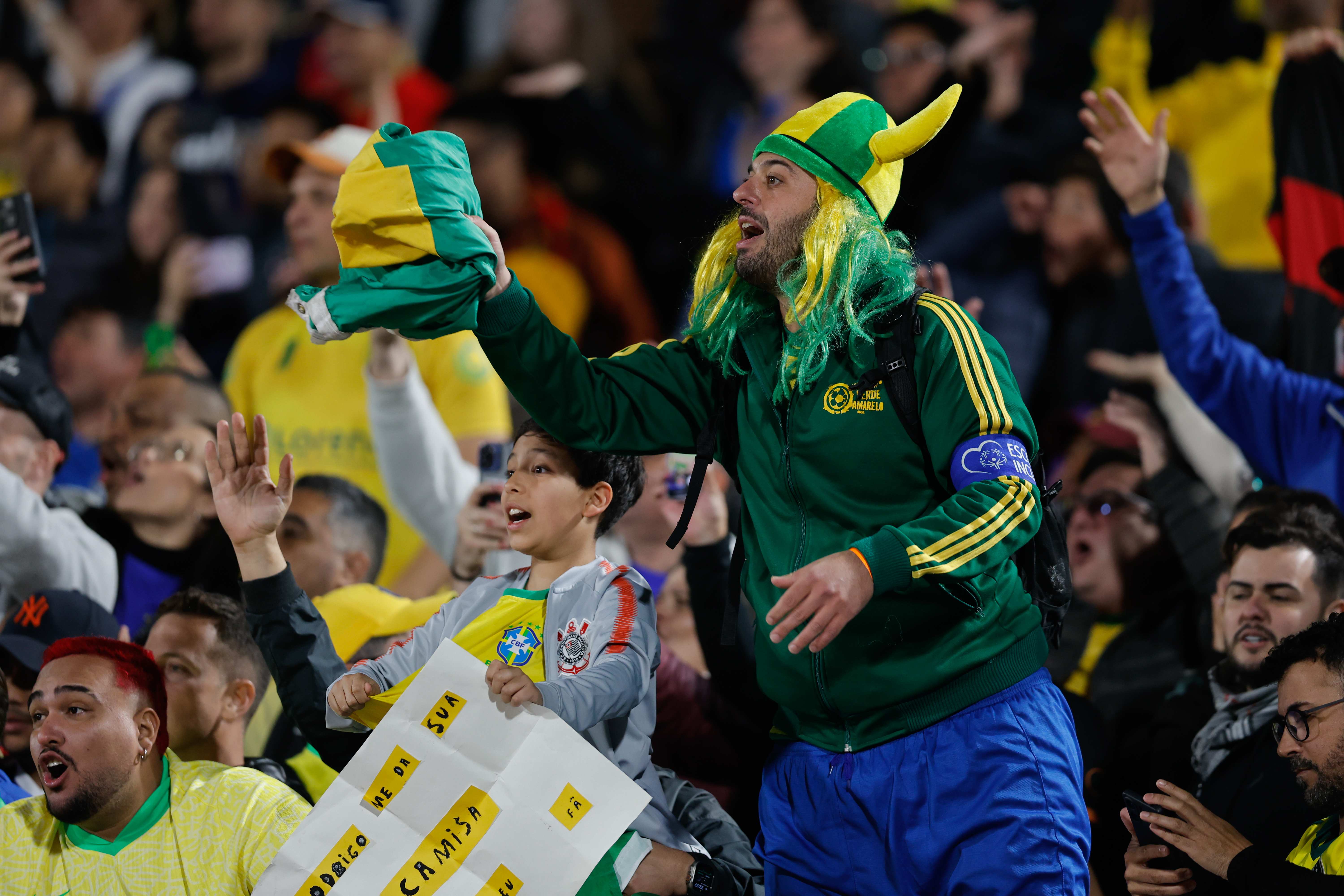 Chile VS Brasil SANTIAGO, CHILE - OCTOBER 10: Brazilian fans cheer on their team during the FIFA World Cup 2026 S...