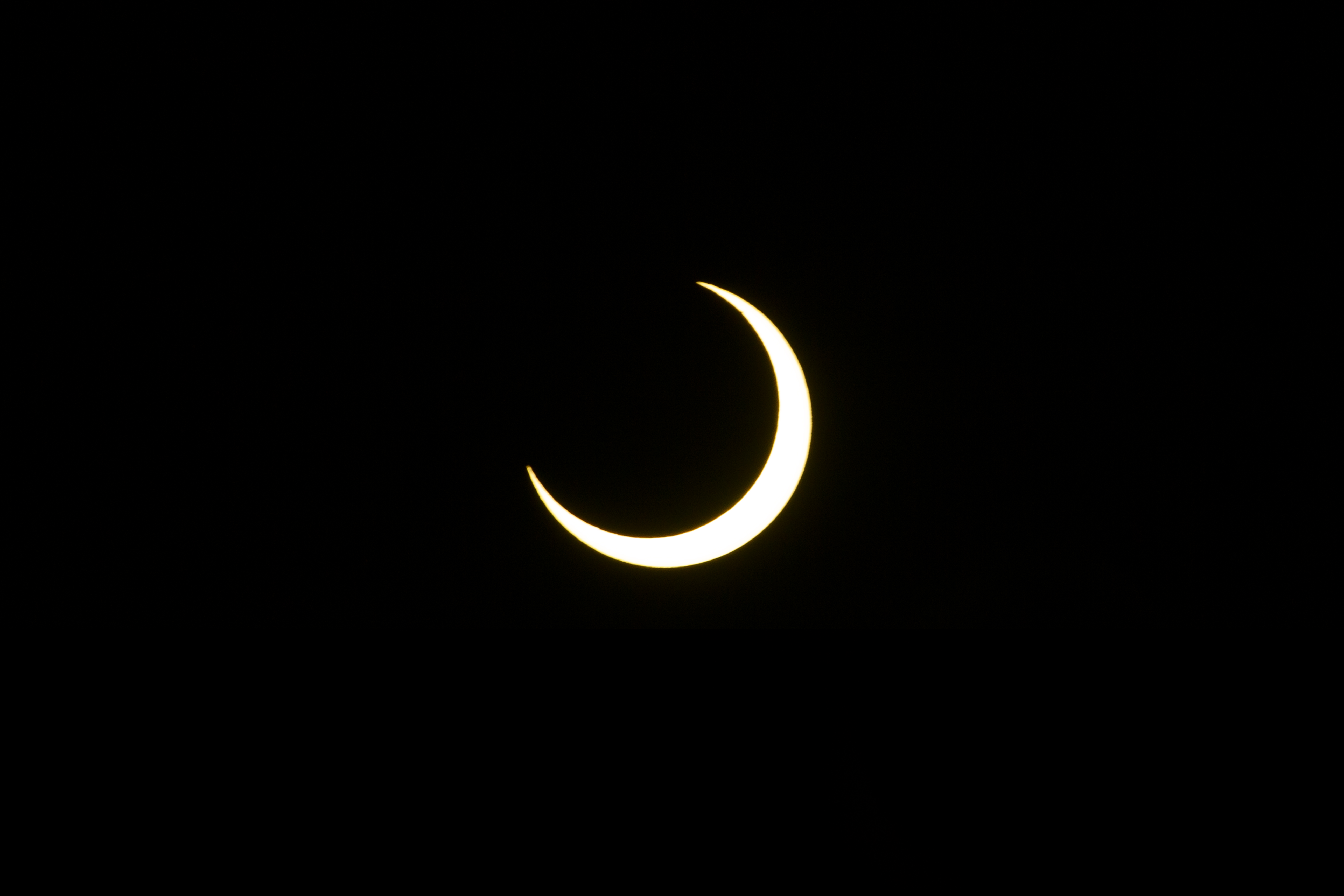 MLEV0629-copia Comodoro Rivadavia, ARGENTINA - 2 octubre 2024: Vista parcial del eclipse de sol visible en el su...