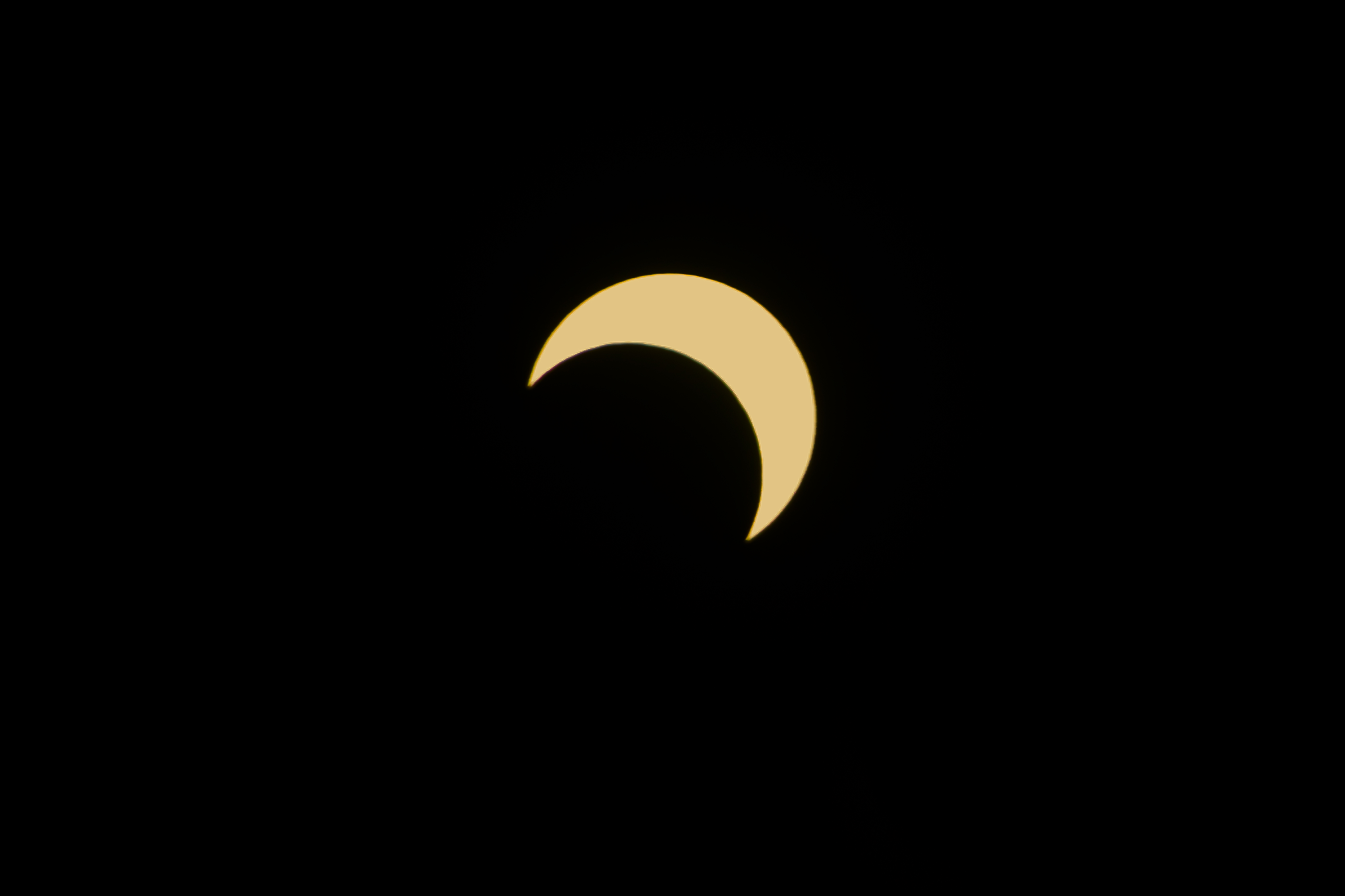 MLEV0616-copia Comodoro Rivadavia, ARGENTINA - 2 octubre 2024: Vista parcial del eclipse de sol visible en el su...
