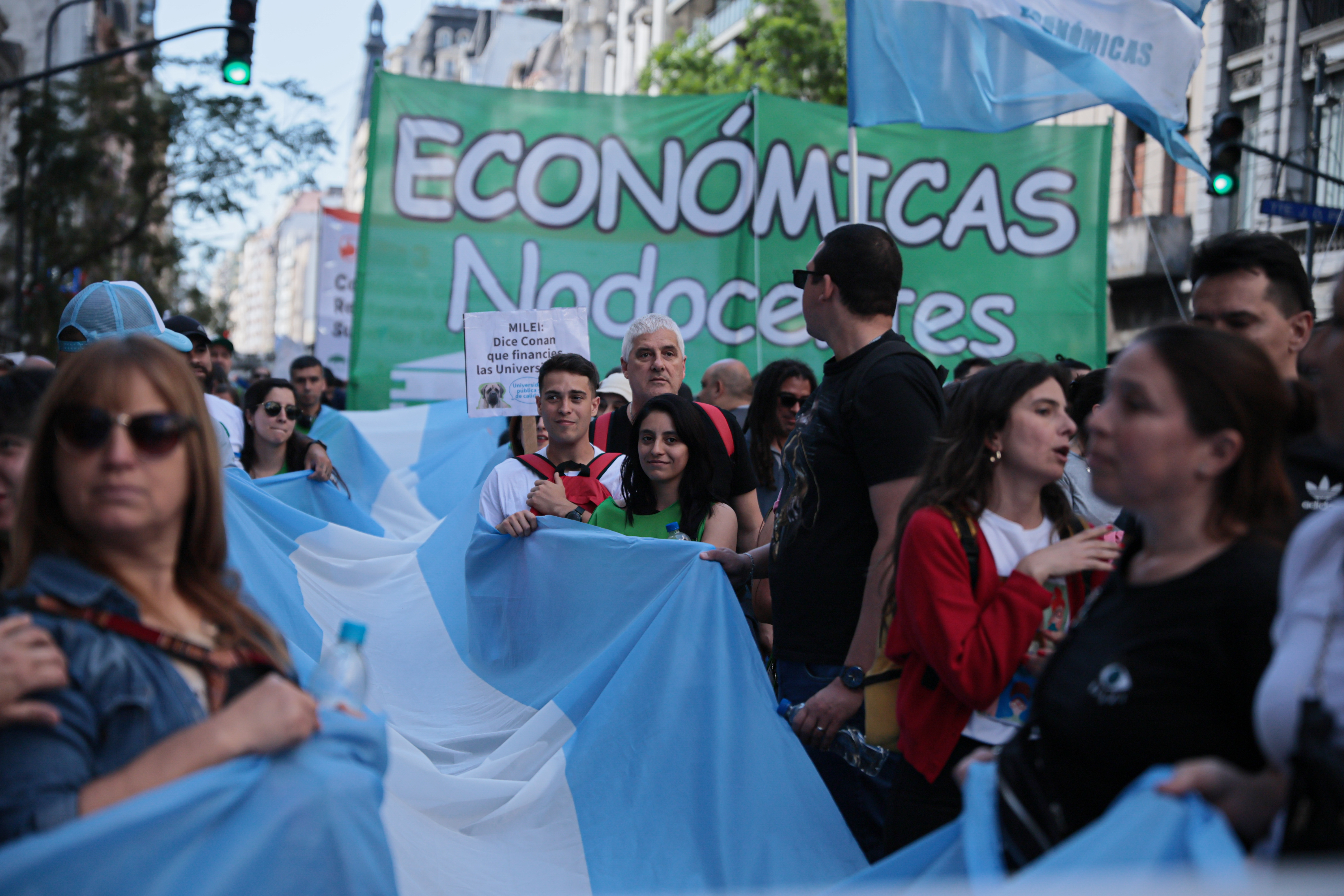 L_CO6402 BUENOS AIRES, ARGENTINA - 02 DE OCTUBRE: Miles de manifestantes, con pancartas y banderas, se reu...