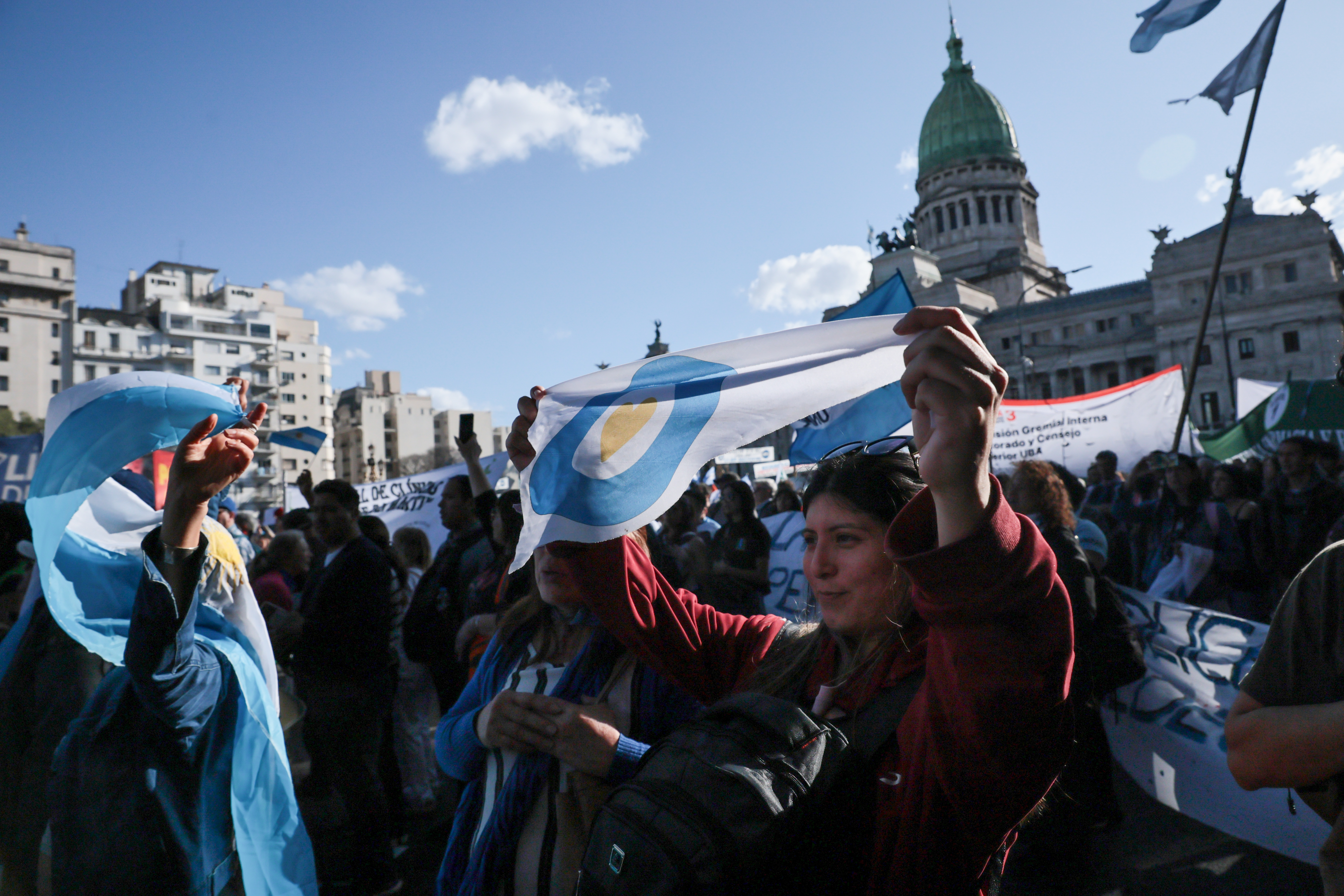 L_CO6704 BUENOS AIRES, ARGENTINA - 02 DE OCTUBRE: Miles de manifestantes, con pancartas y banderas, se reu...