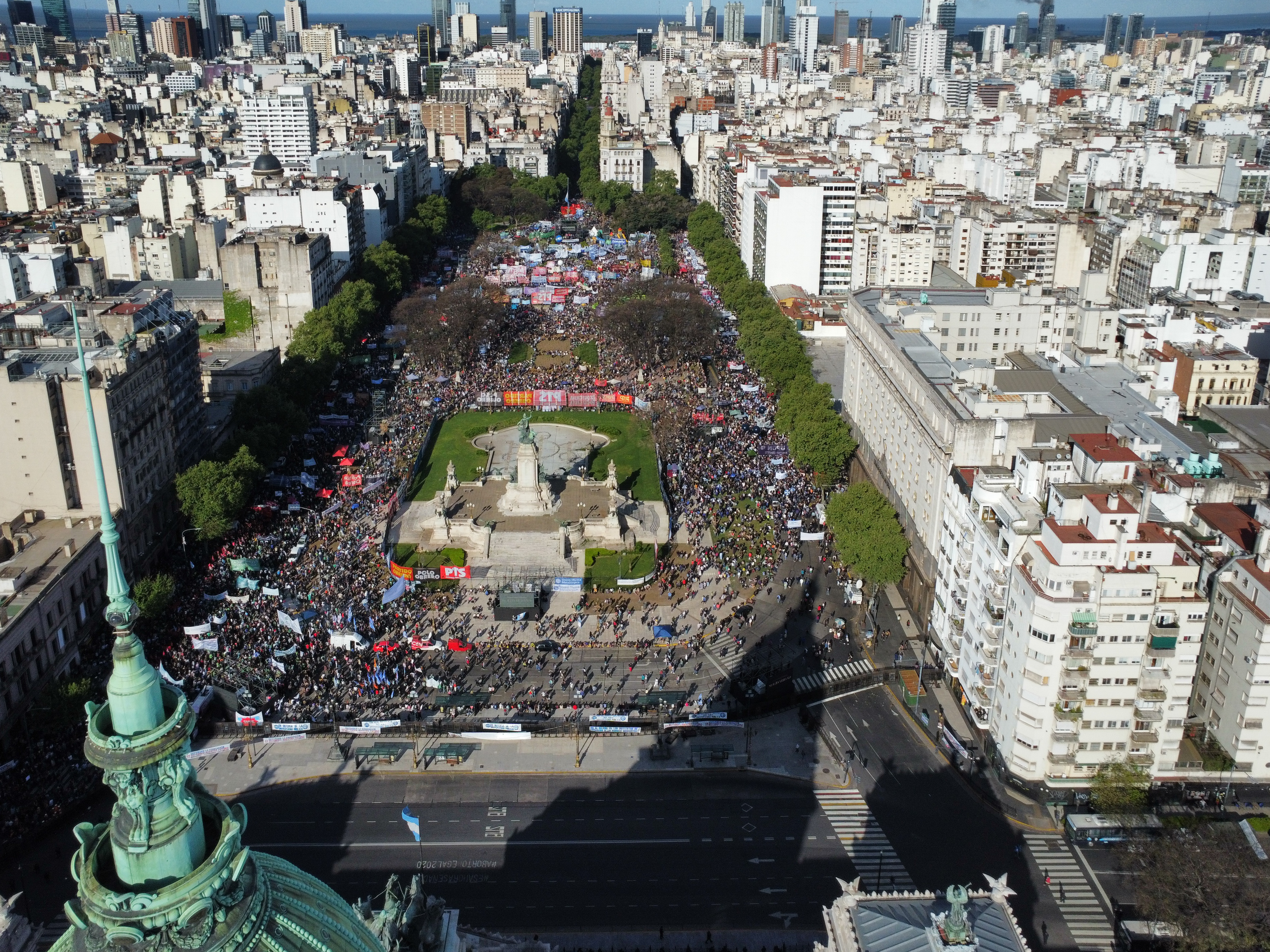 BUENOS AIRES, ARGENTINA - 02 DE OCTUBRE: Miles de manifestantes, con pancartas y banderas, se reu...