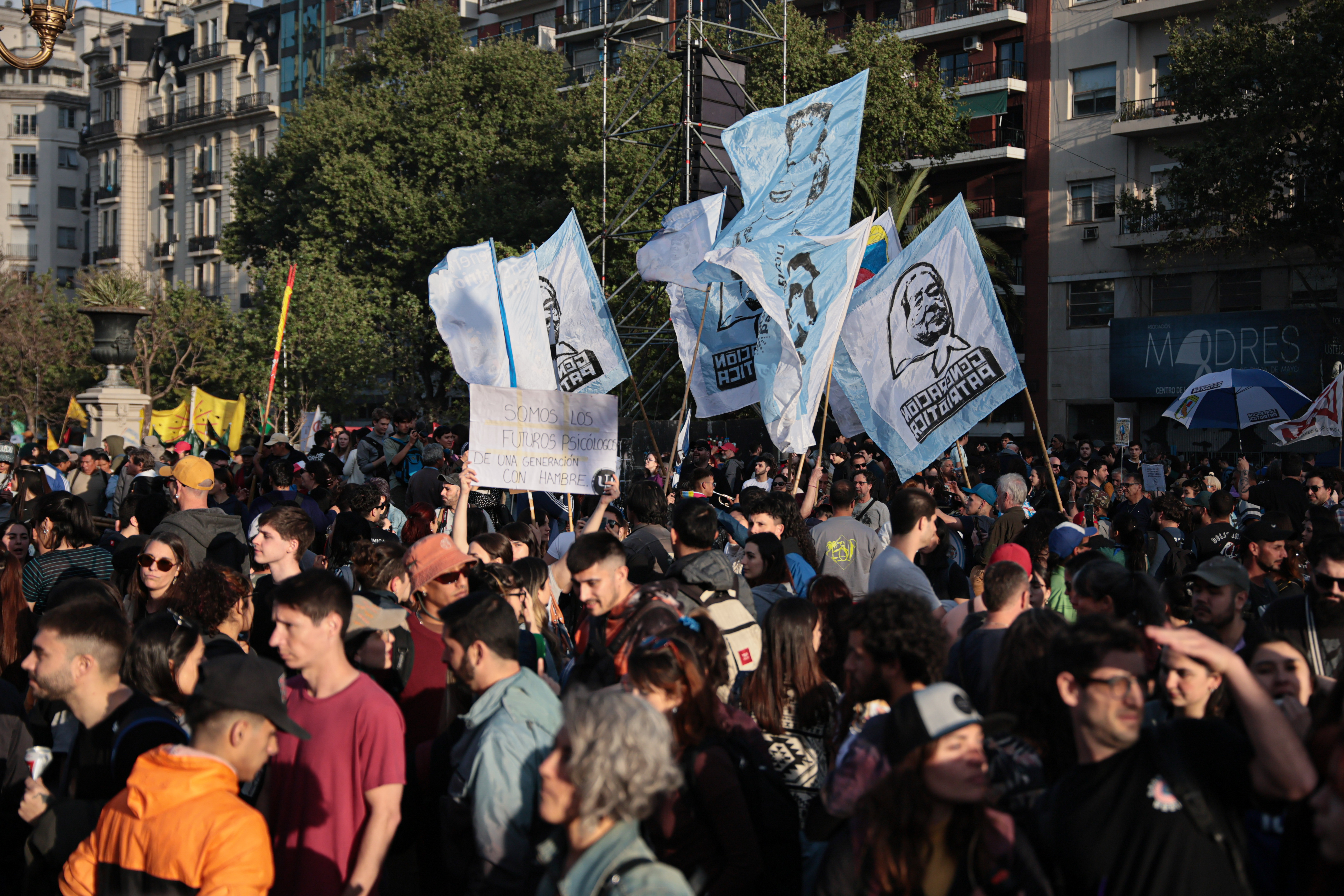 L_CO7141 BUENOS AIRES, ARGENTINA - 02 DE OCTUBRE: Miles de manifestantes, con pancartas y banderas, se reu...