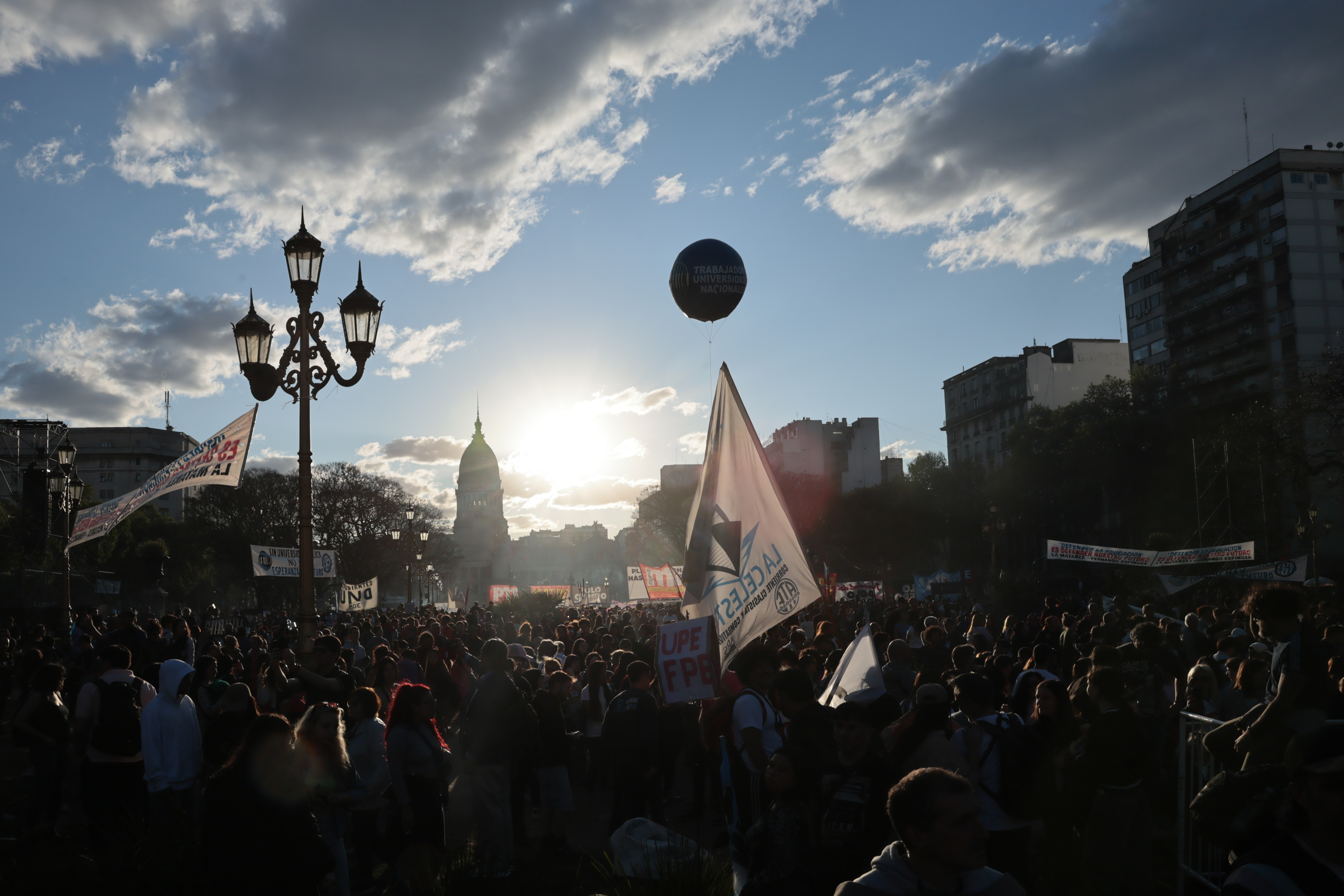 L_CO7271 BUENOS AIRES, ARGENTINA - 02 DE OCTUBRE: Miles de manifestantes, con pancartas y banderas, se reu...