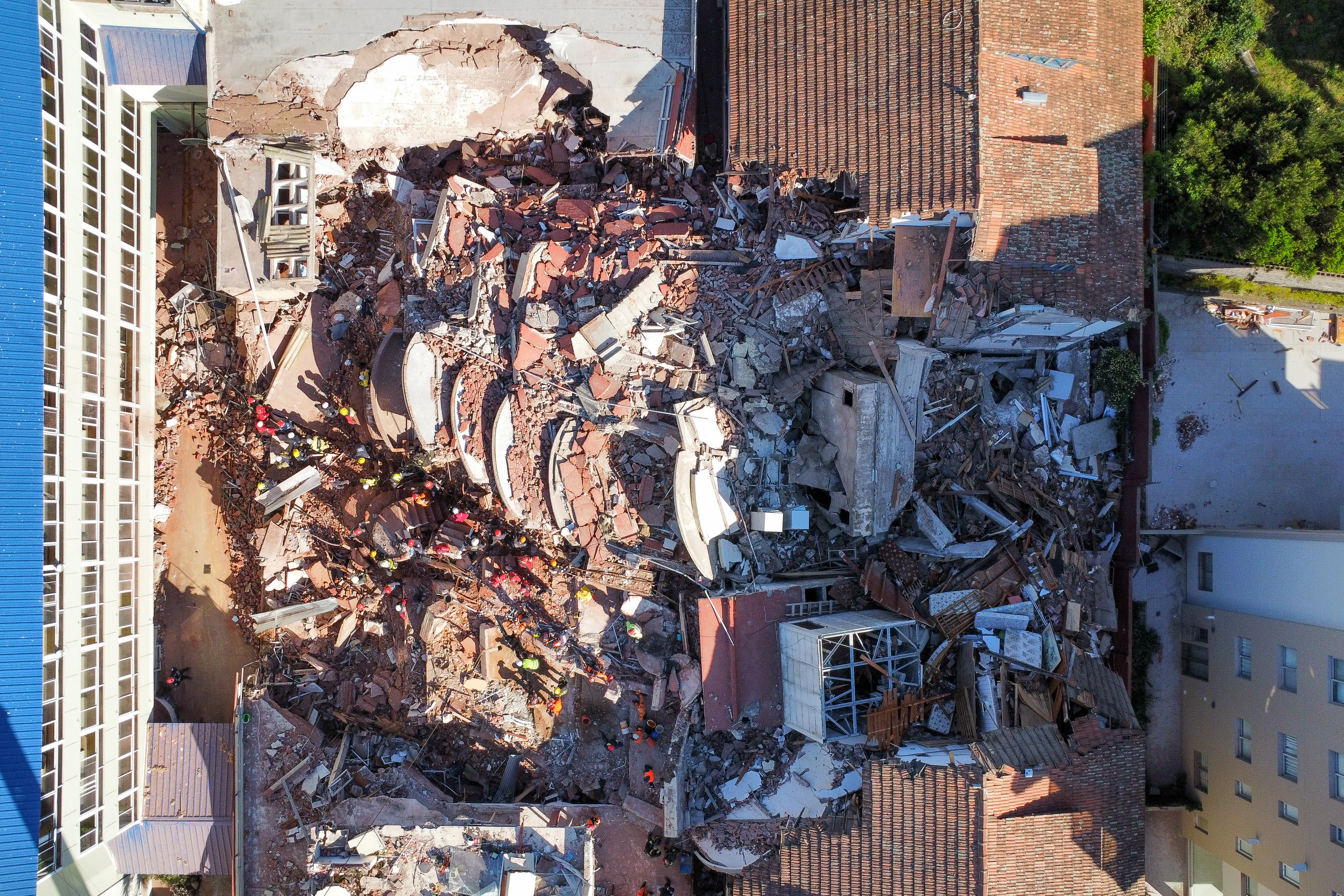 A hotel build collapse and least 1 dead and 7 missing people Villa Gesell, Argentina - October 30, 2024: Search and rescue operations continue at the collapse...