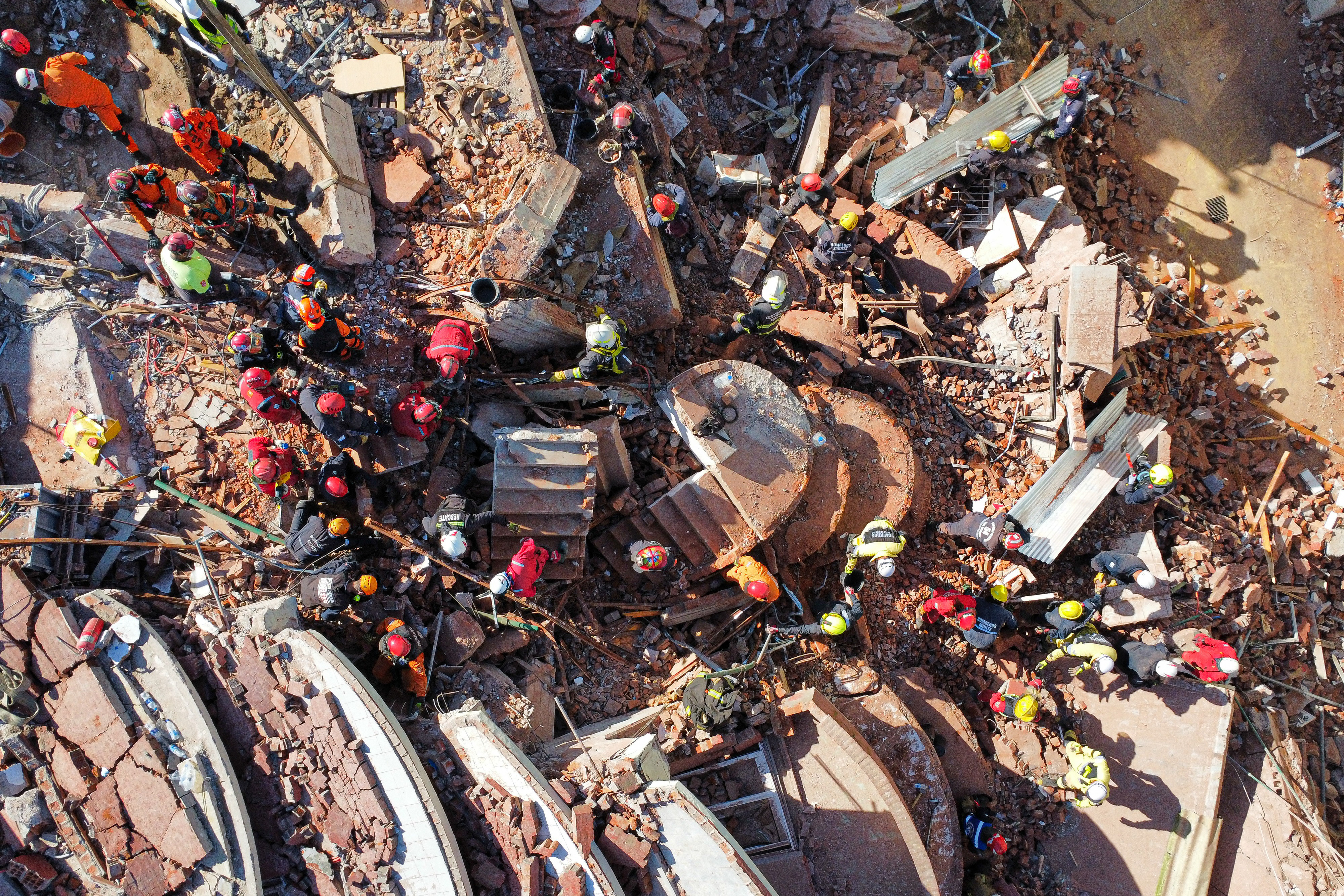 A hotel build collapse and least 1 dead and 7 missing people Villa Gesell, Argentina - October 30, 2024: Search and rescue operations continue at the collapse...