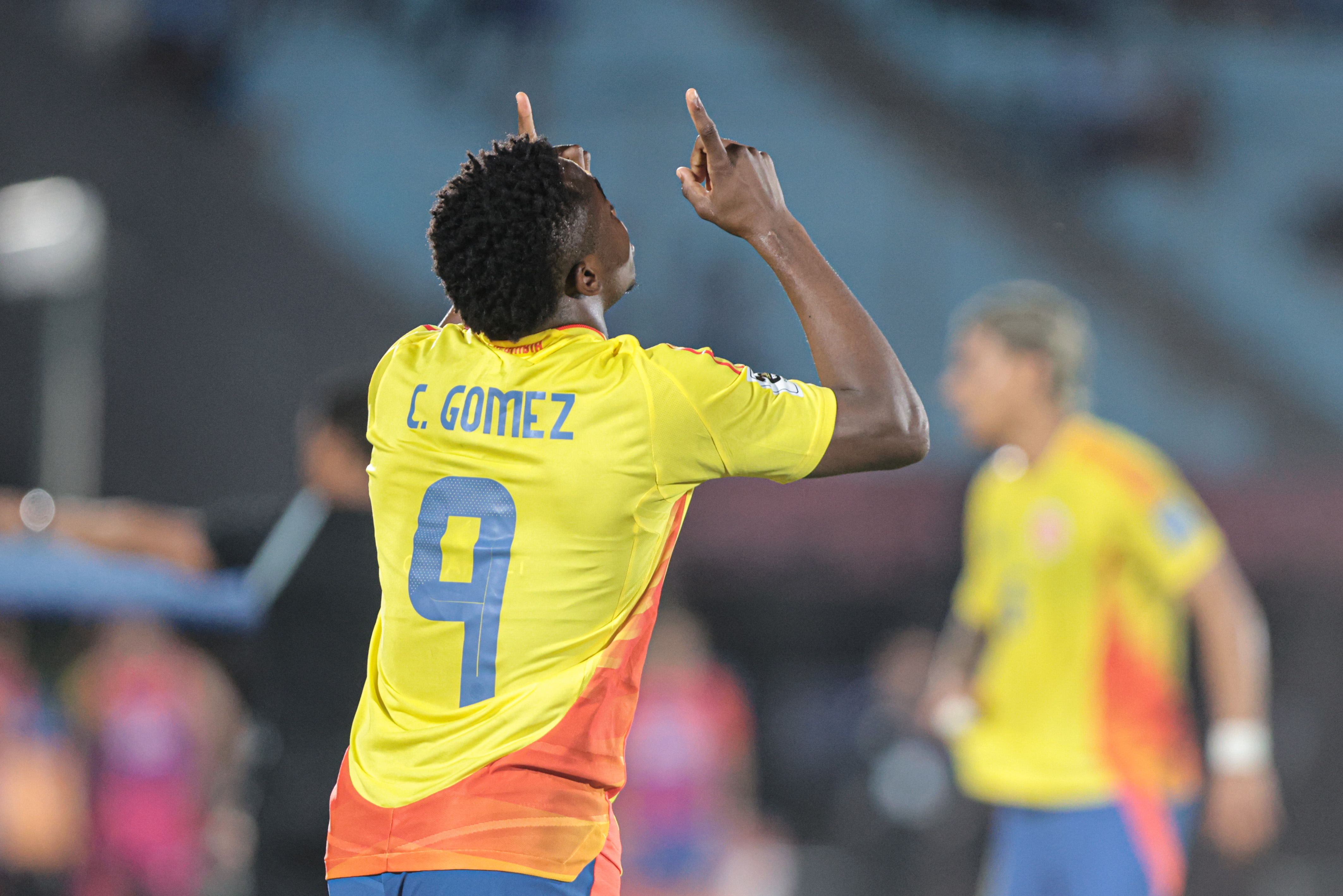 Intense Battle at Estadio Centenario as Uruguay Faces Colombia in South American Qualifiers Montevideo, Uruguay - November 16, 2024: The Uruguayan national football team faces off against C...