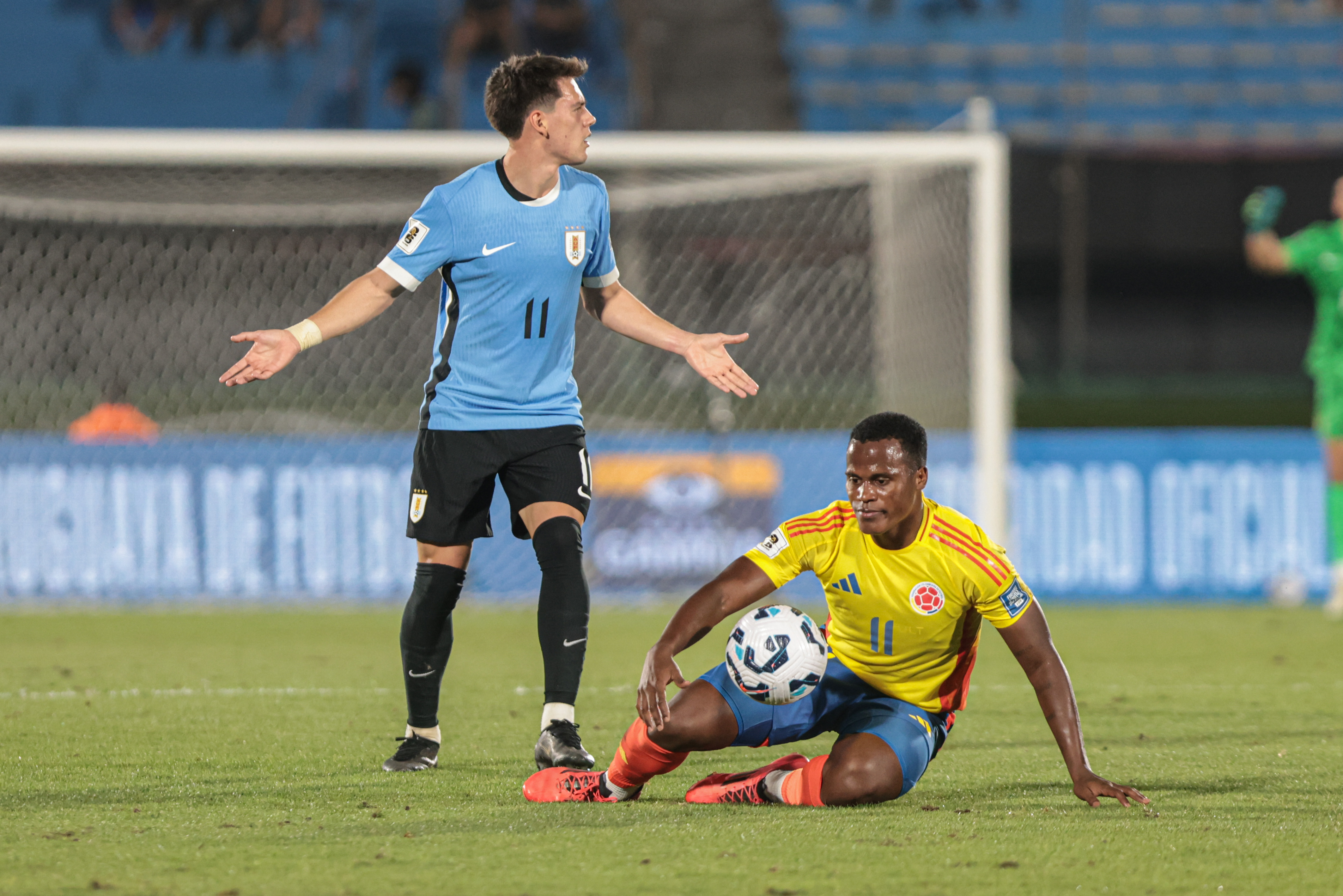Intense Battle at Estadio Centenario as Uruguay Faces Colombia in South American Qualifiers Montevideo, Uruguay - November 16, 2024: The Uruguayan national football team faces off against C...