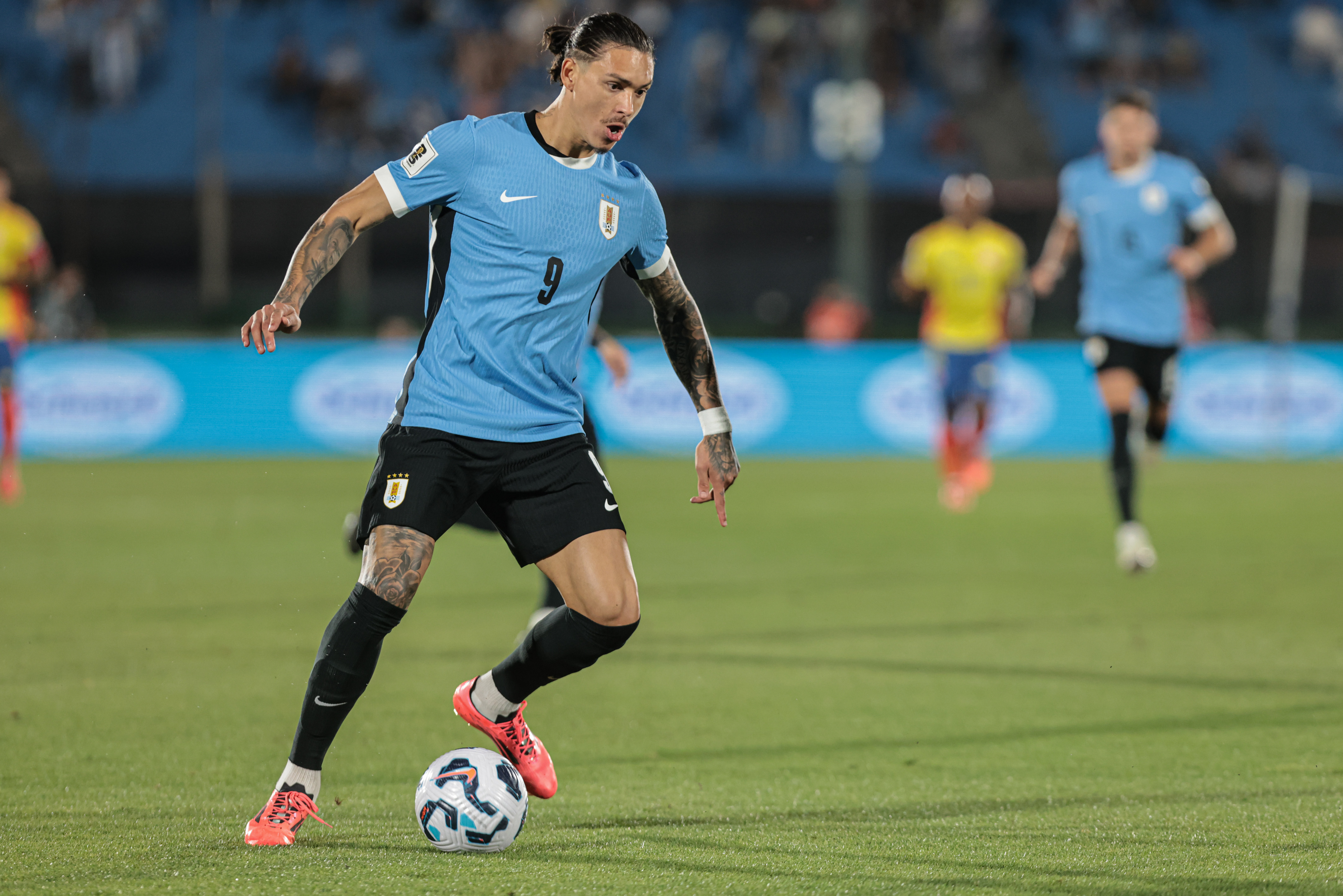 Intense Battle at Estadio Centenario as Uruguay Faces Colombia in South American Qualifiers Montevideo, Uruguay - November 16, 2024: The Uruguayan national football team faces off against C...