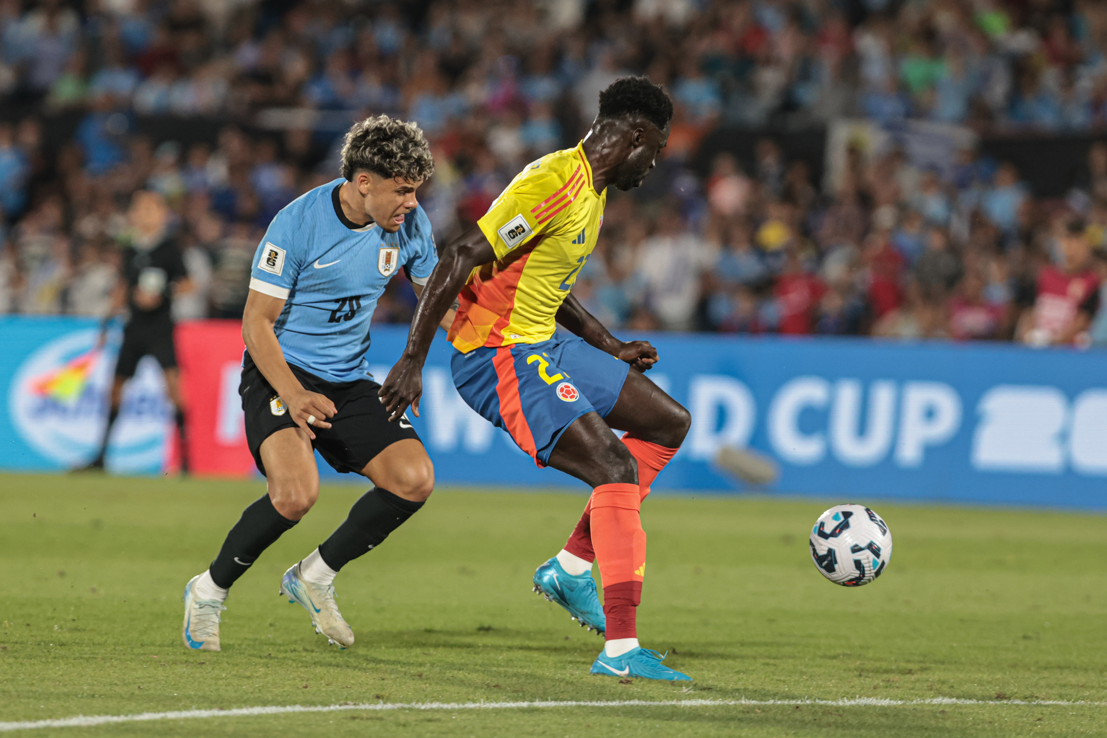 Intense Battle at Estadio Centenario as Uruguay Faces Colombia in South American Qualifiers Montevideo, Uruguay - November 16, 2024: The Uruguayan national football team faces off against C...