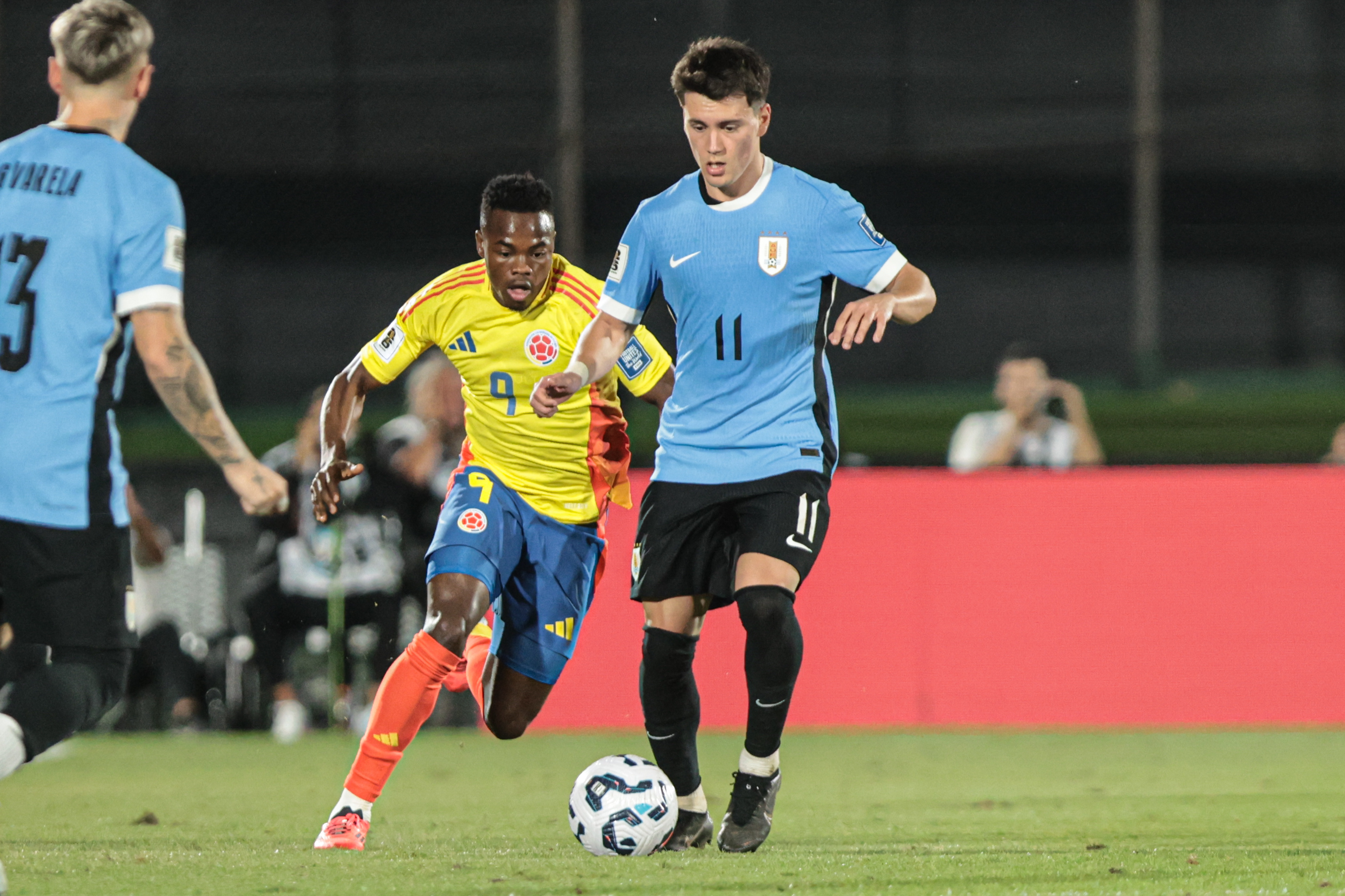 Intense Battle at Estadio Centenario as Uruguay Faces Colombia in South American Qualifiers Montevideo, Uruguay - November 16, 2024: The Uruguayan national football team faces off against C...