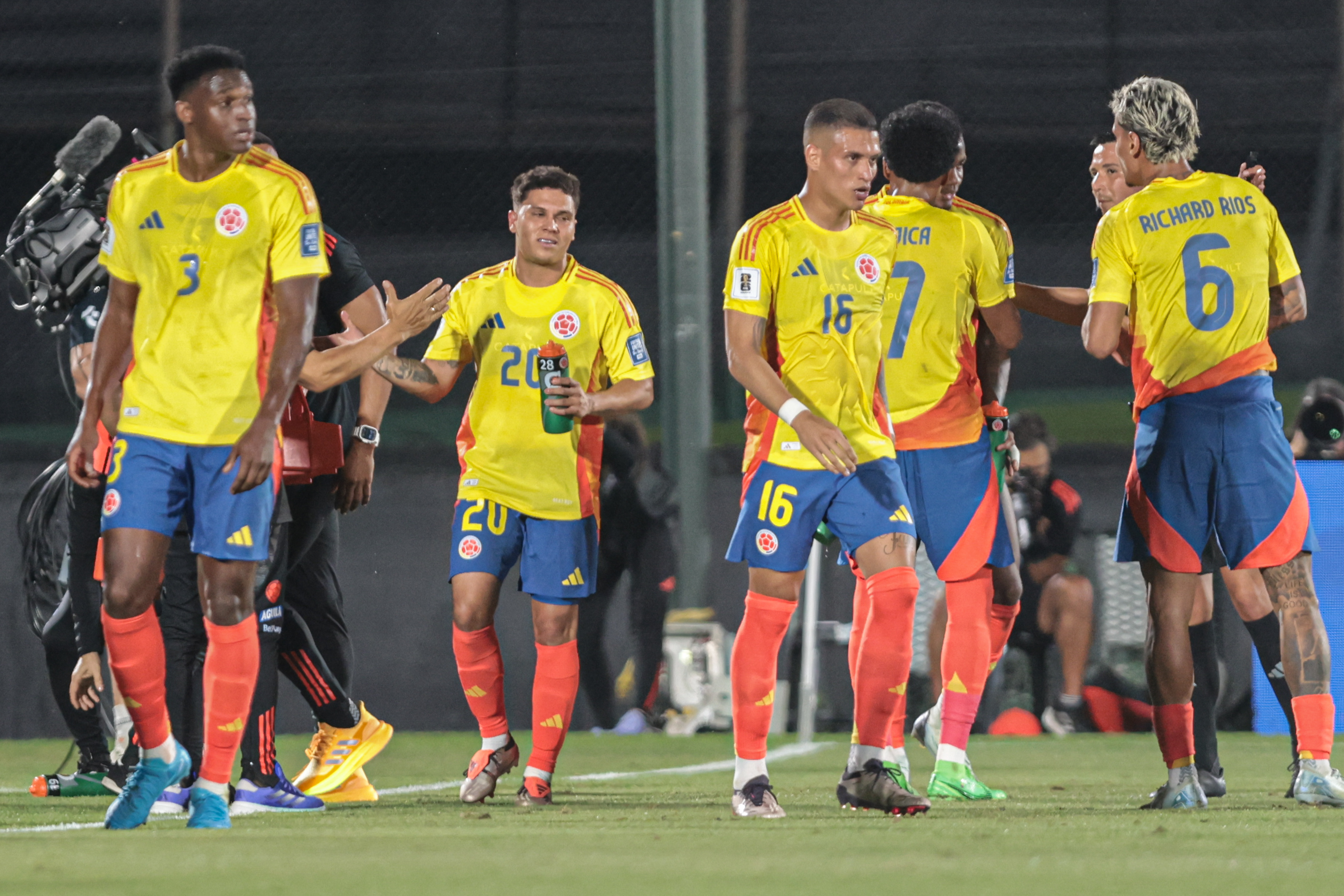 Intense Battle at Estadio Centenario as Uruguay Faces Colombia in South American Qualifiers Montevideo, Uruguay - November 16, 2024: The Uruguayan national football team faces off against C...