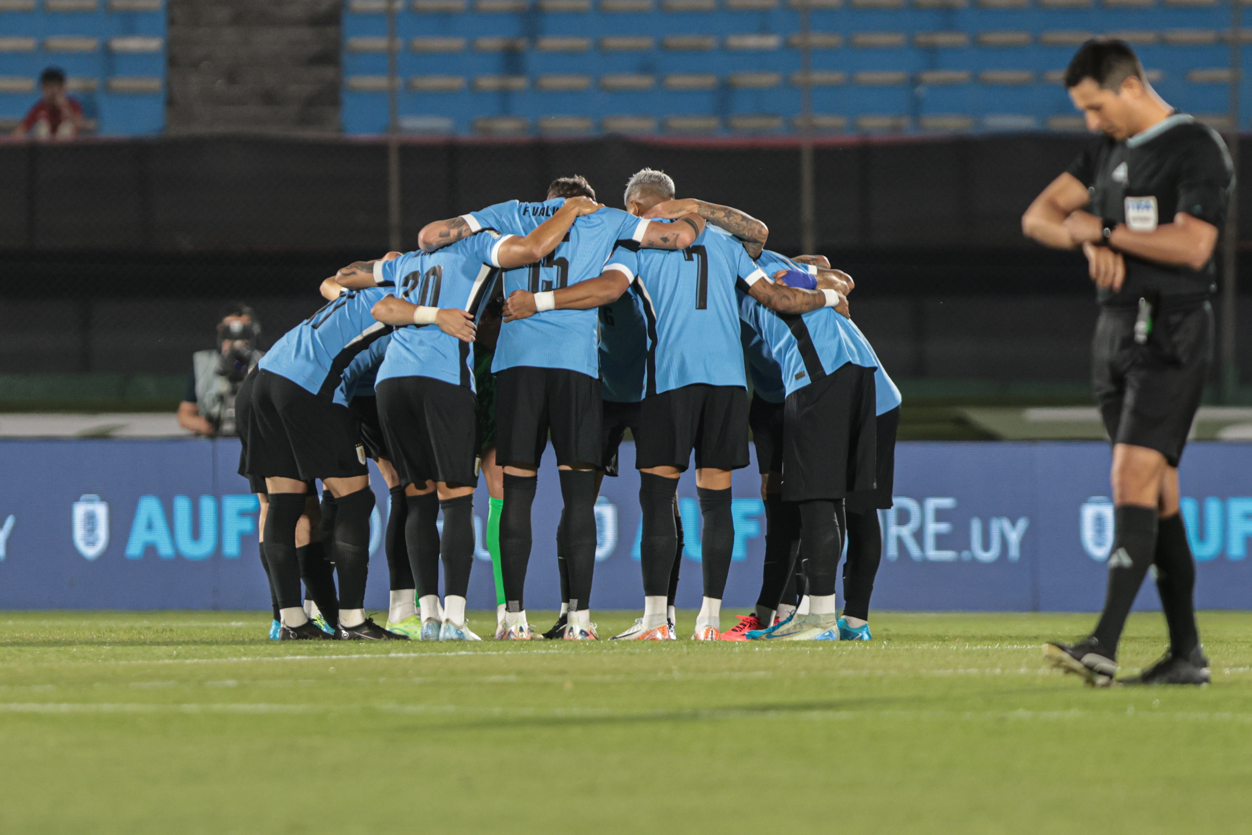 Intense Battle at Estadio Centenario as Uruguay Faces Colombia in South American Qualifiers Montevideo, Uruguay - November 16, 2024: The Uruguayan national football team faces off against C...