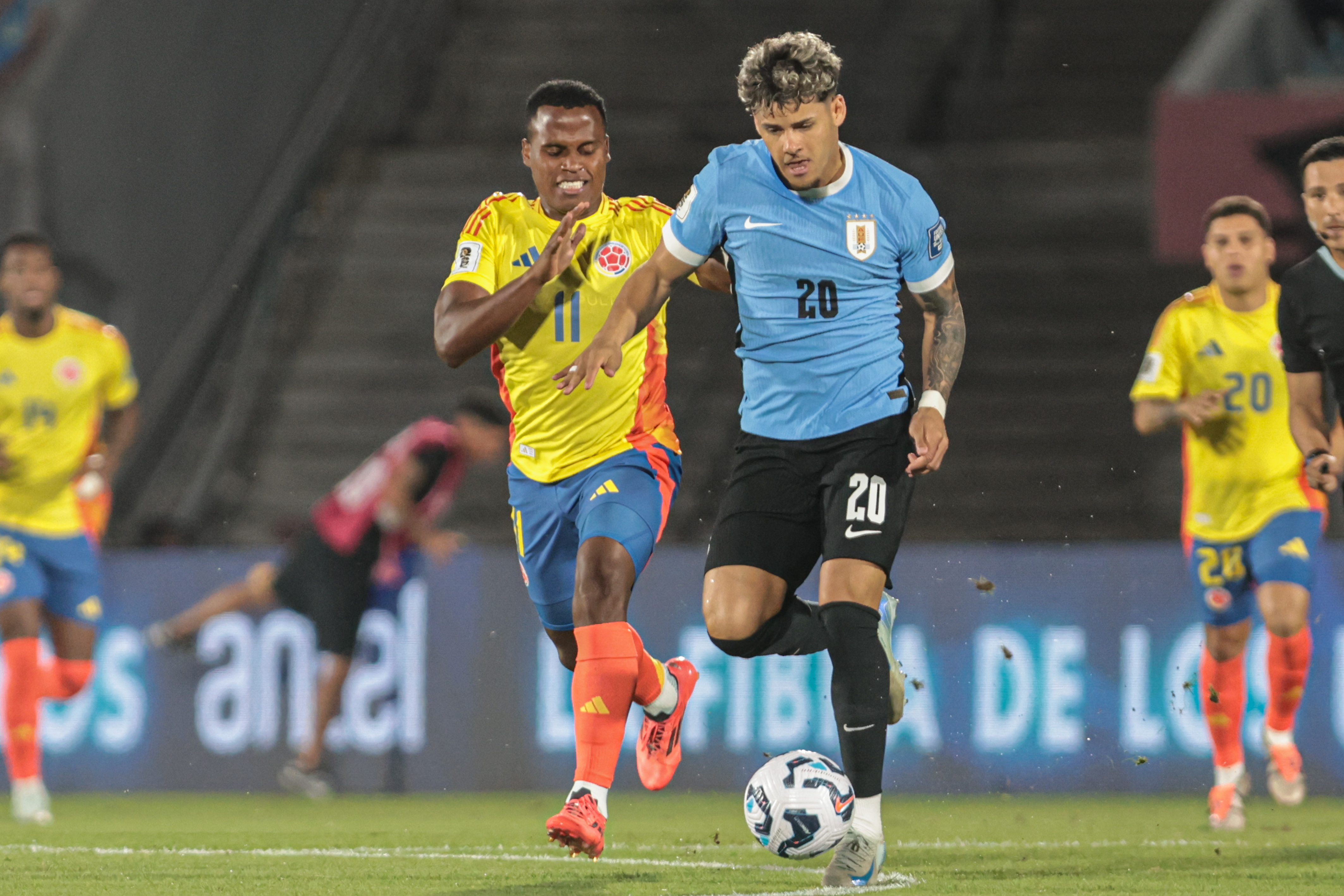 Intense Battle at Estadio Centenario as Uruguay Faces Colombia in South American Qualifiers Montevideo, Uruguay - November 16, 2024: The Uruguayan national football team faces off against C...