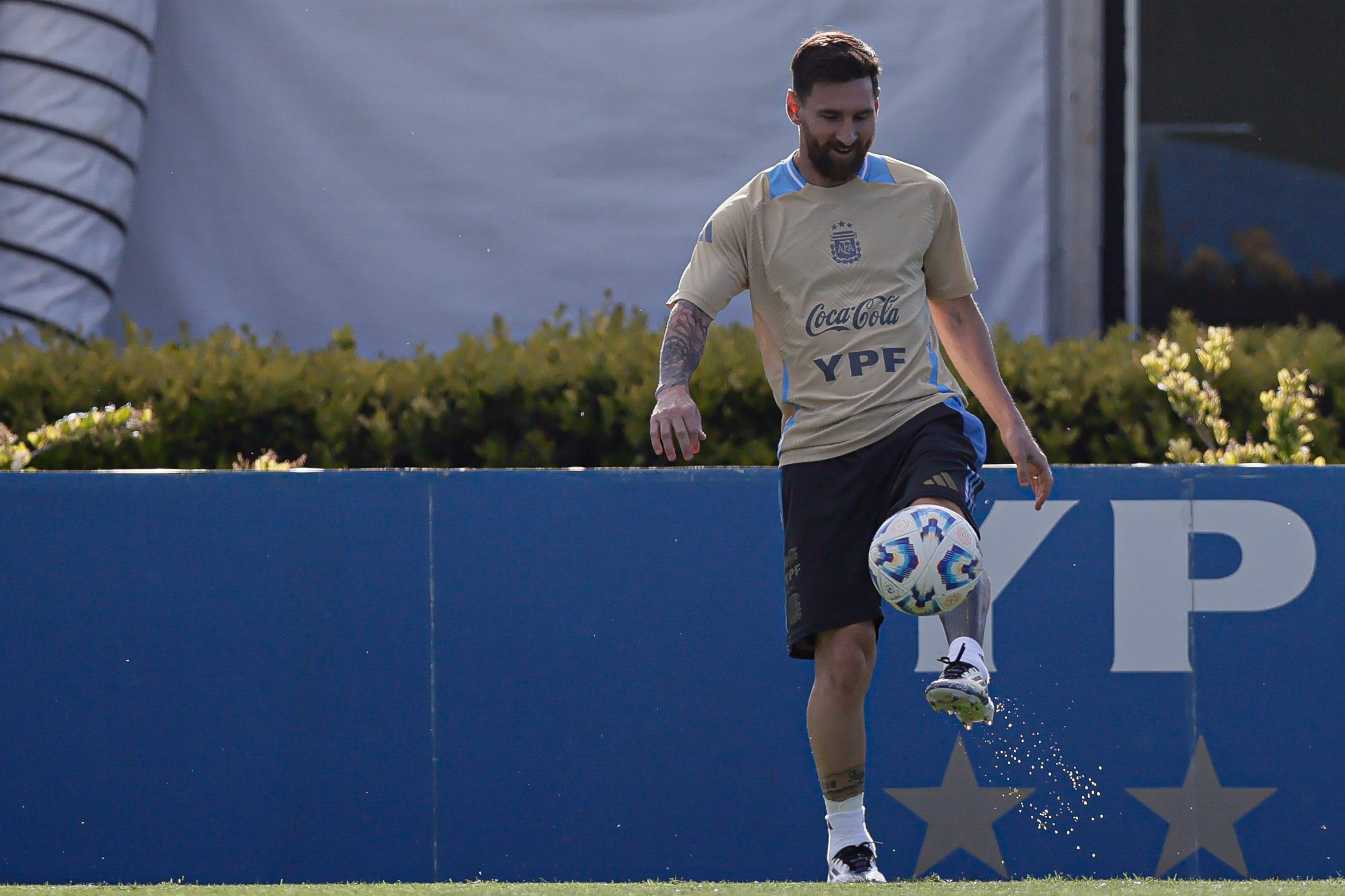 Lionel Scaloni Oversees Training as Argentina Prepares for Key Match Against Peru Ezeiza, Argentina - November 18, 2024: Argentine national football team coach Lionel Scaloni addr...