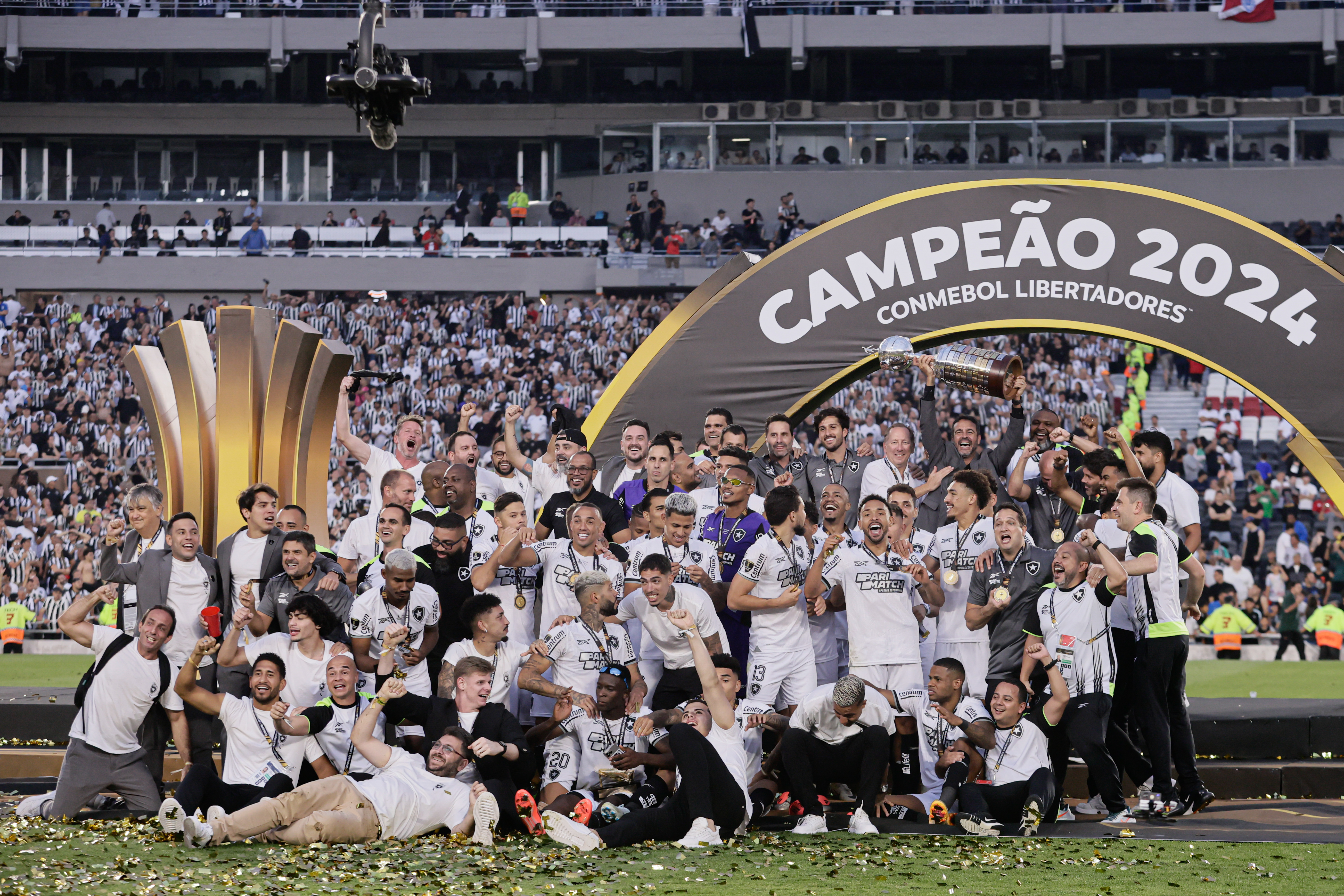 LLL2767 Buenos Aires, Argentina - November 30, 2024: Atlético Mineiro and Botafogo face off in the Copa ...