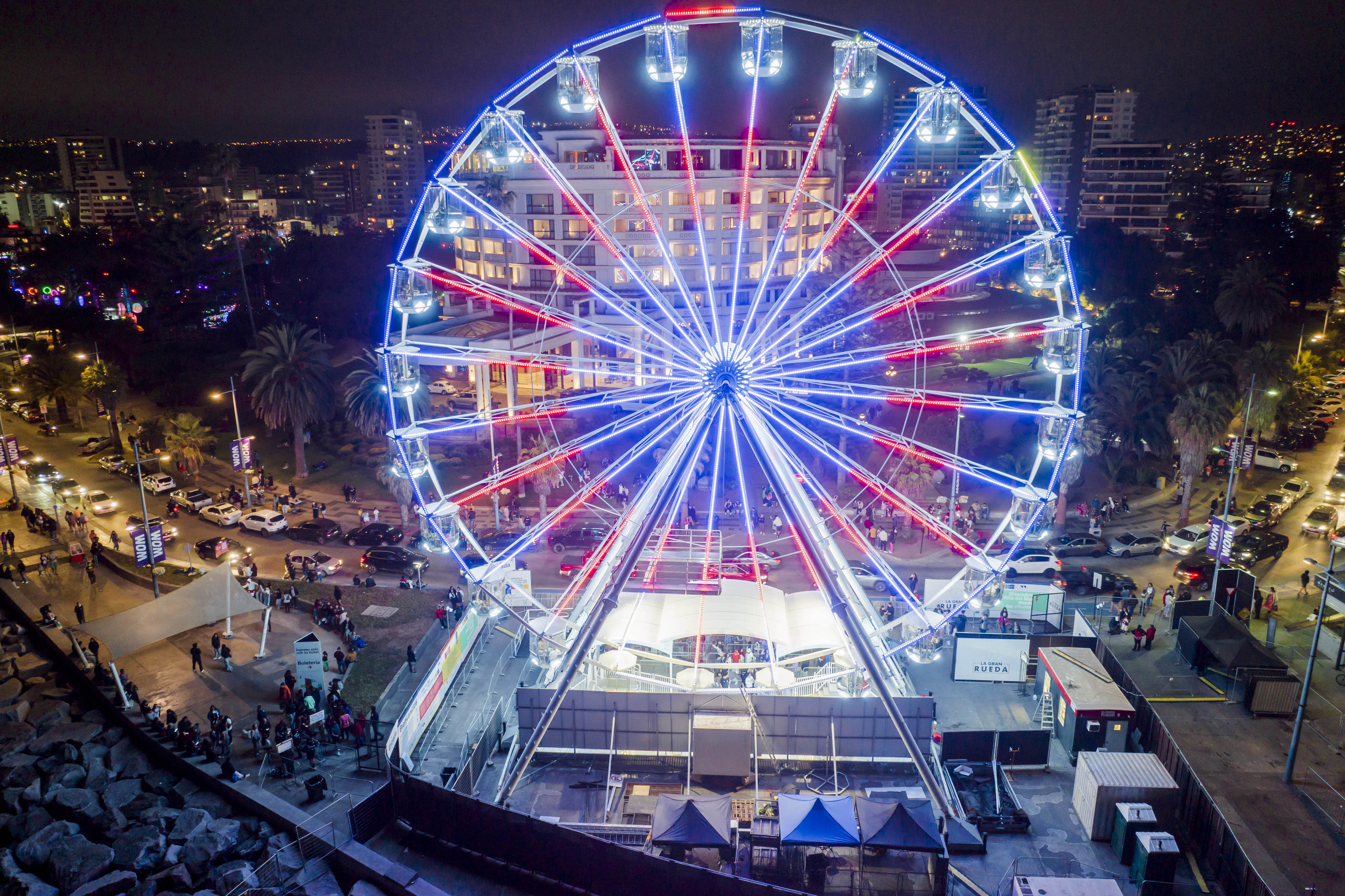 Viña del Mar, Chile - December 25, 2024: People visit “La Gran Rueda de Chile” in Viña del ...