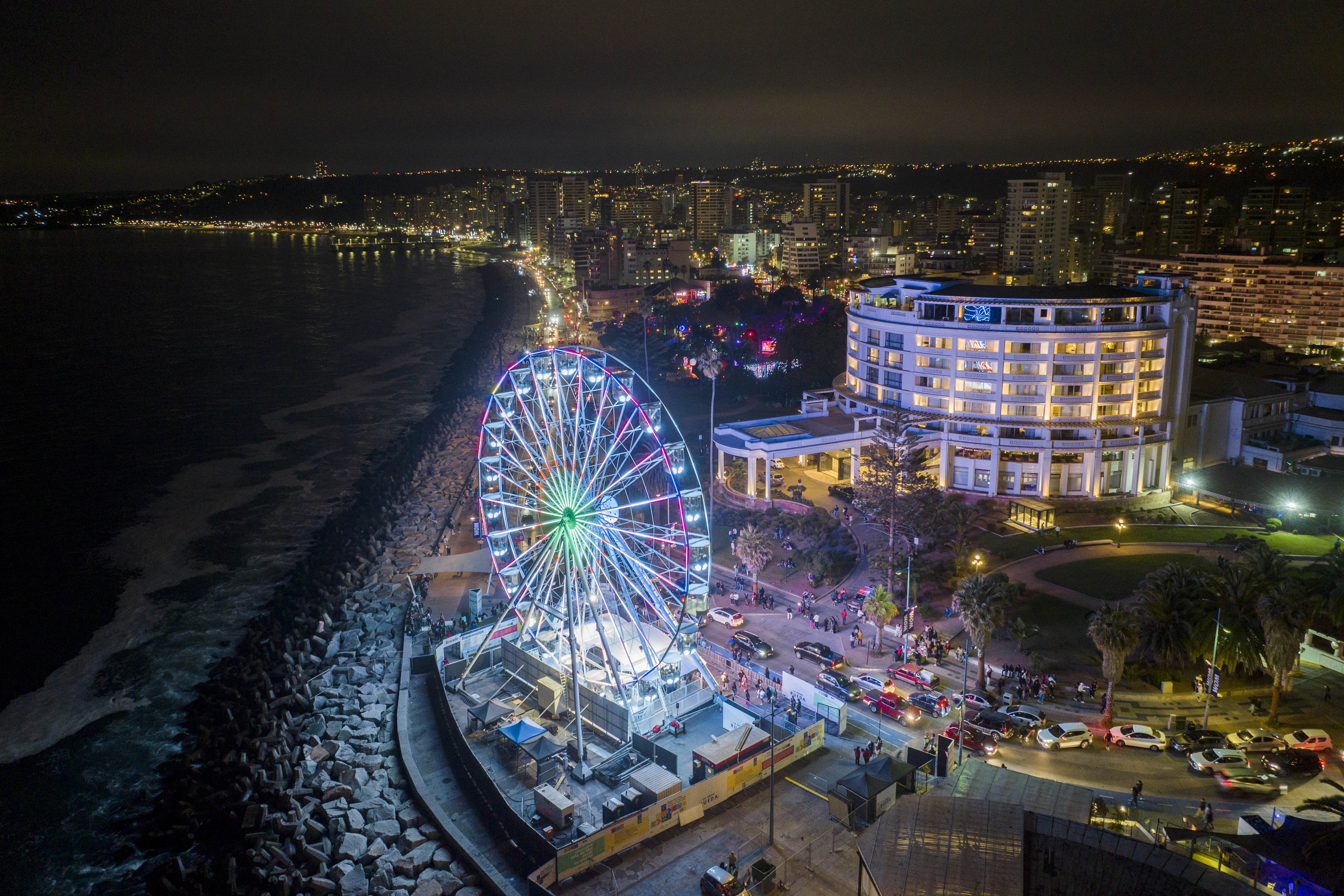 Viña del Mar, Chile - December 25, 2024: People visit “La Gran Rueda de Chile” in Viña del ...