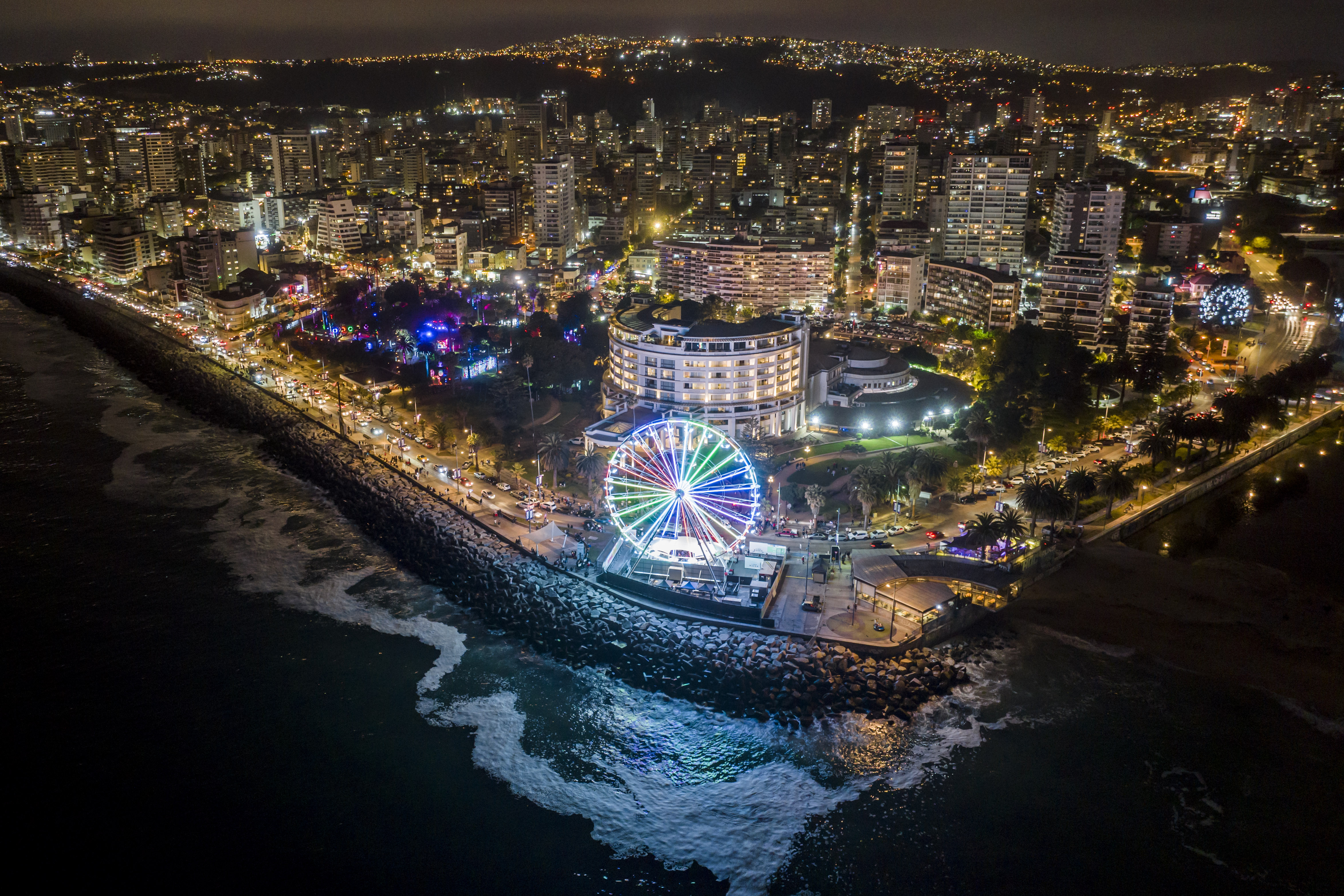 Viña del Mar, Chile - December 25, 2024: People visit “La Gran Rueda de Chile” in Viña del ...