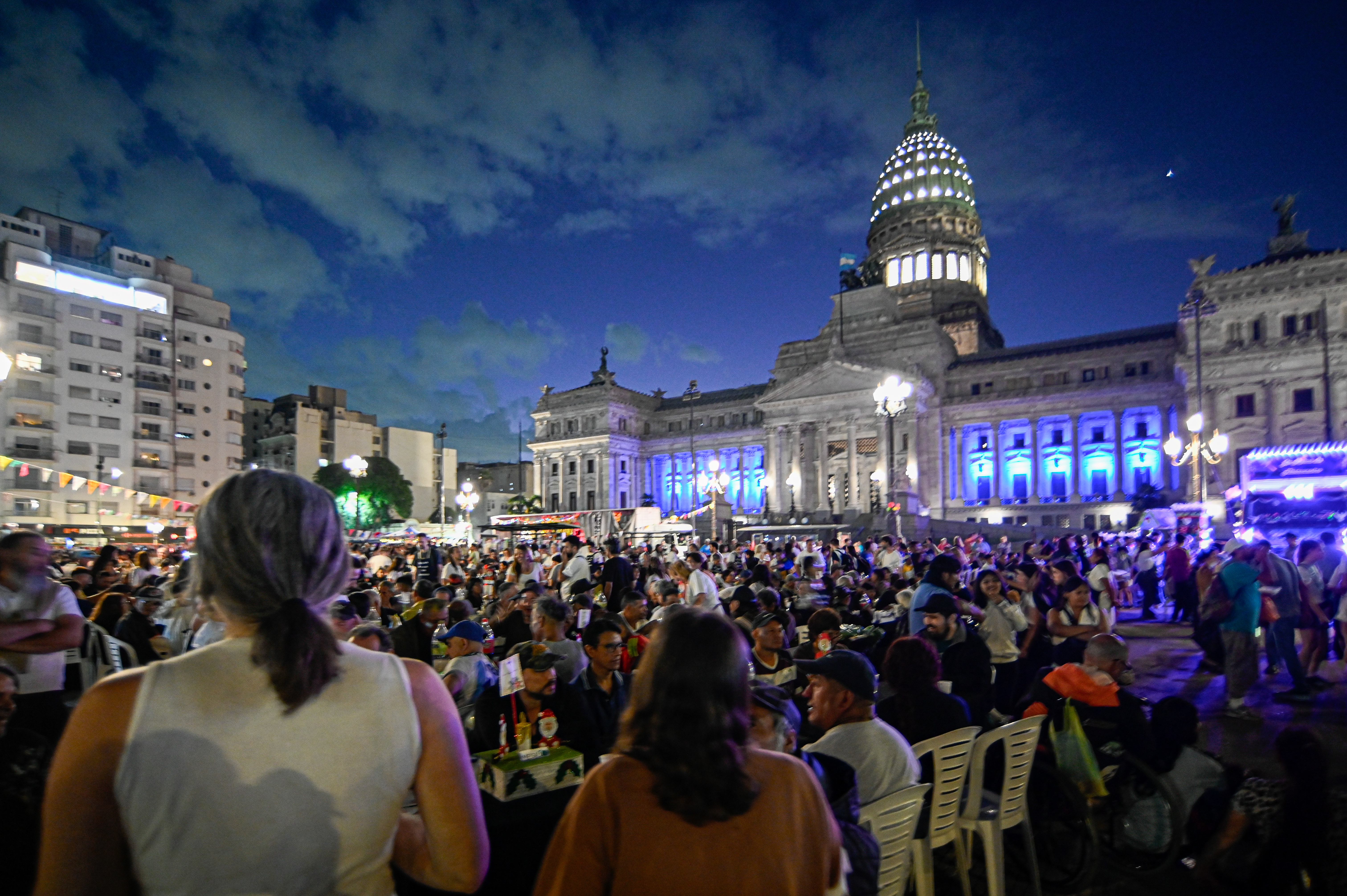 LU_JMB6164 Buenos Aires, Argentina - December 24, 2024: General view of homeless and low-income people recei...