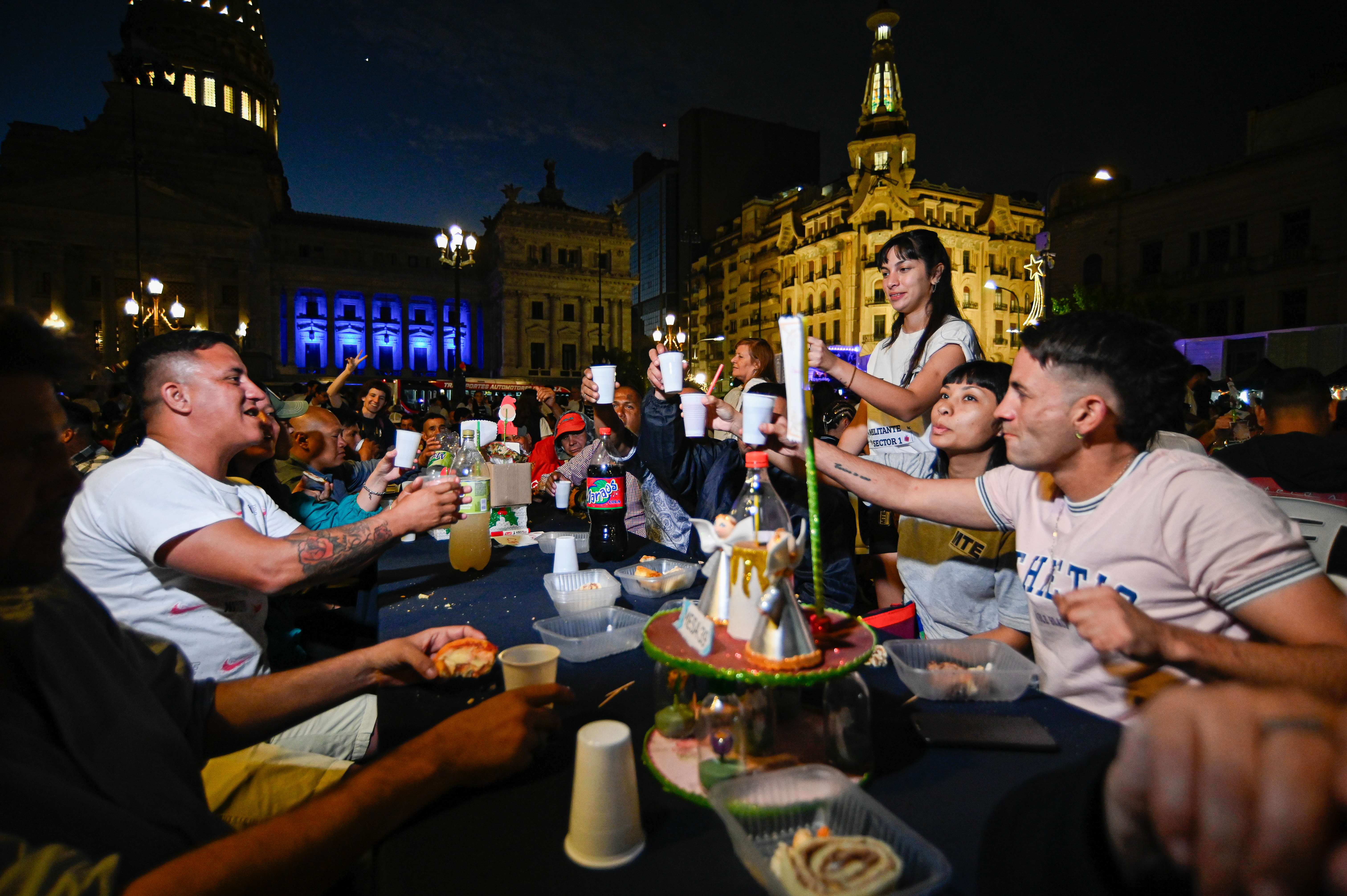 LU_JMB6122 Buenos Aires, Argentina - December 24, 2024: General view of homeless and low-income people recei...