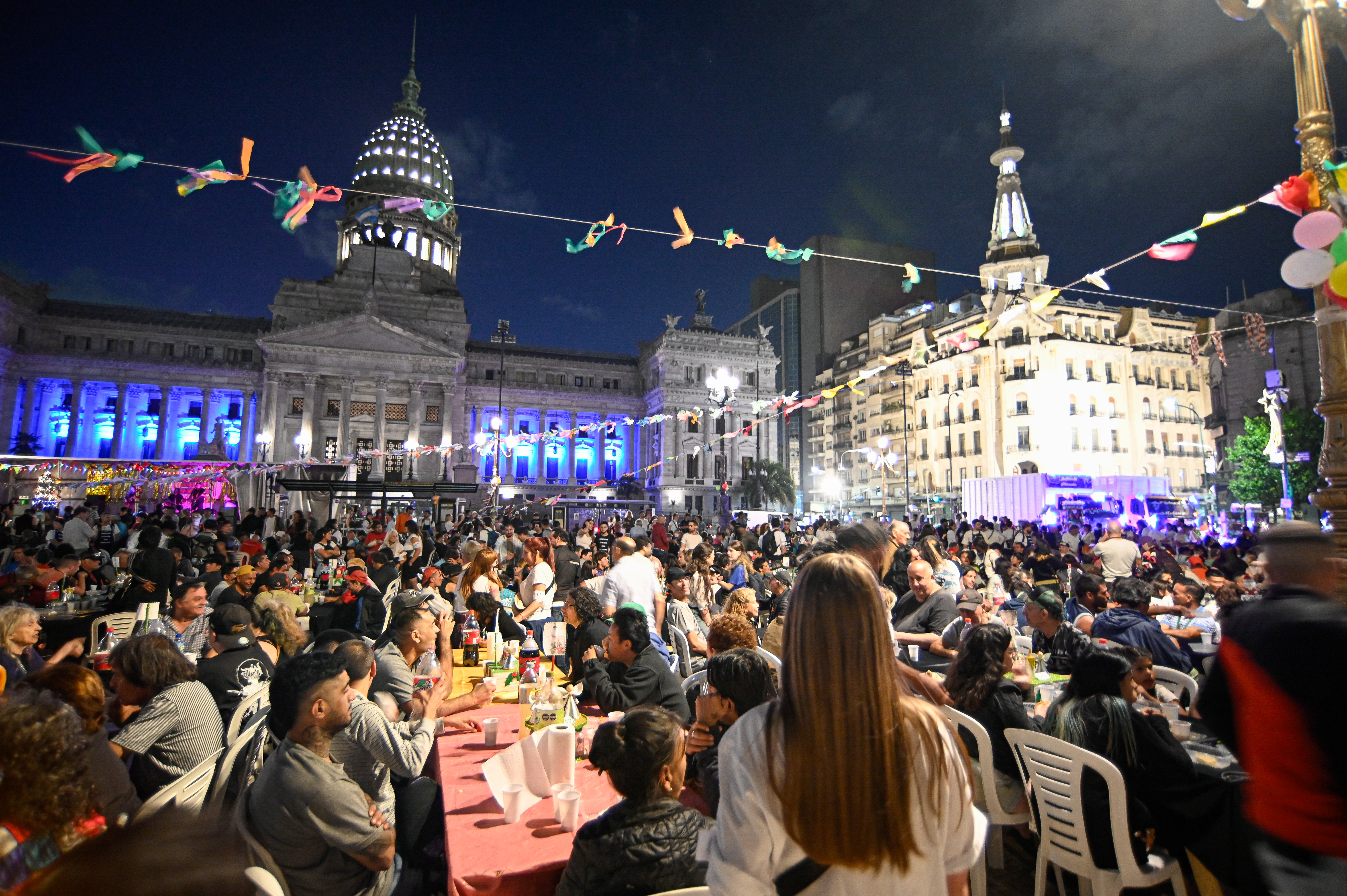 LU_JMB6166 Buenos Aires, Argentina - December 24, 2024: General view of homeless and low-income people recei...