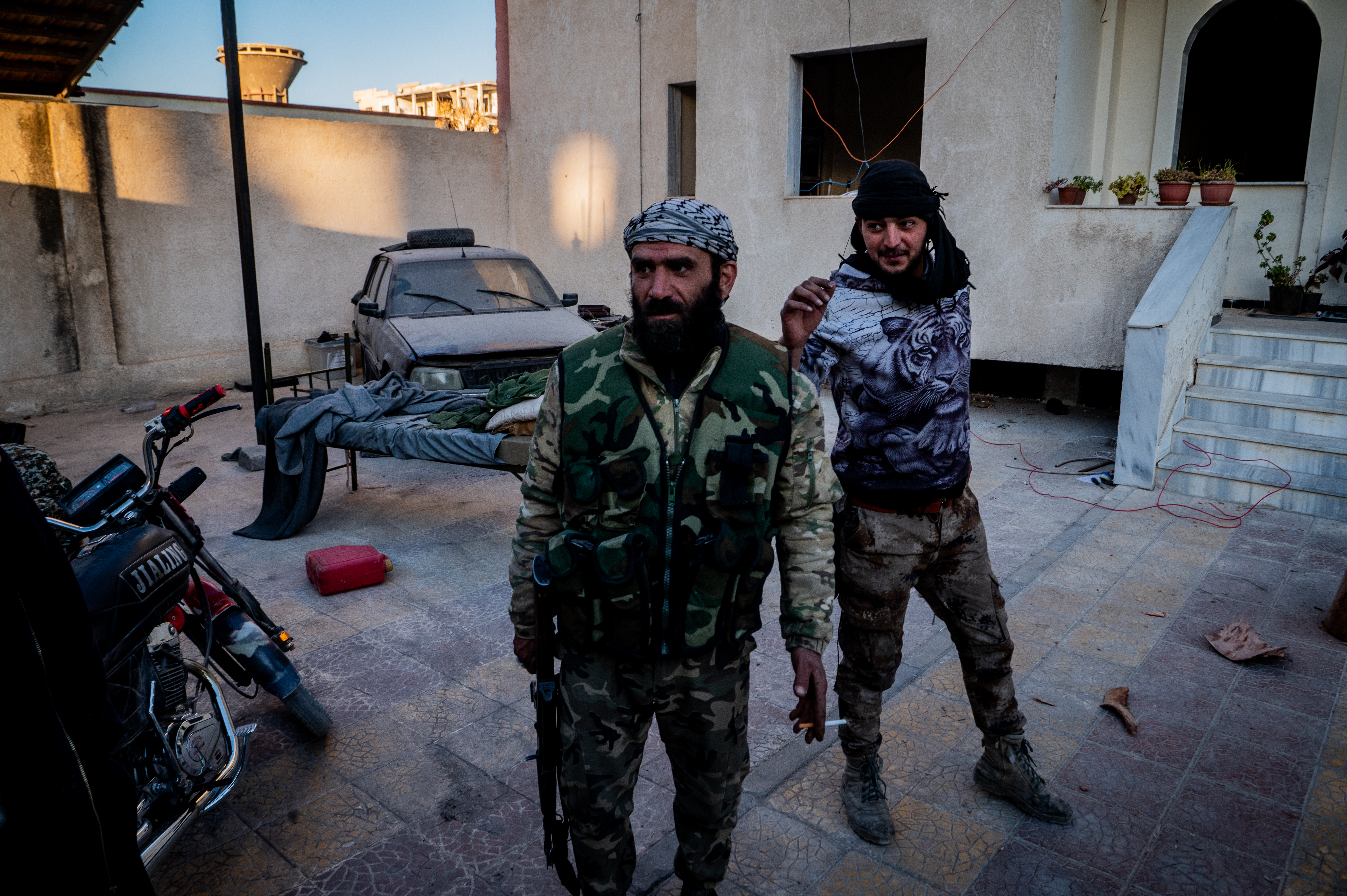 Damasco, Siria – December 12, 2024: Fighters from the HTS watching the city. (Photo by SANTIAGO...